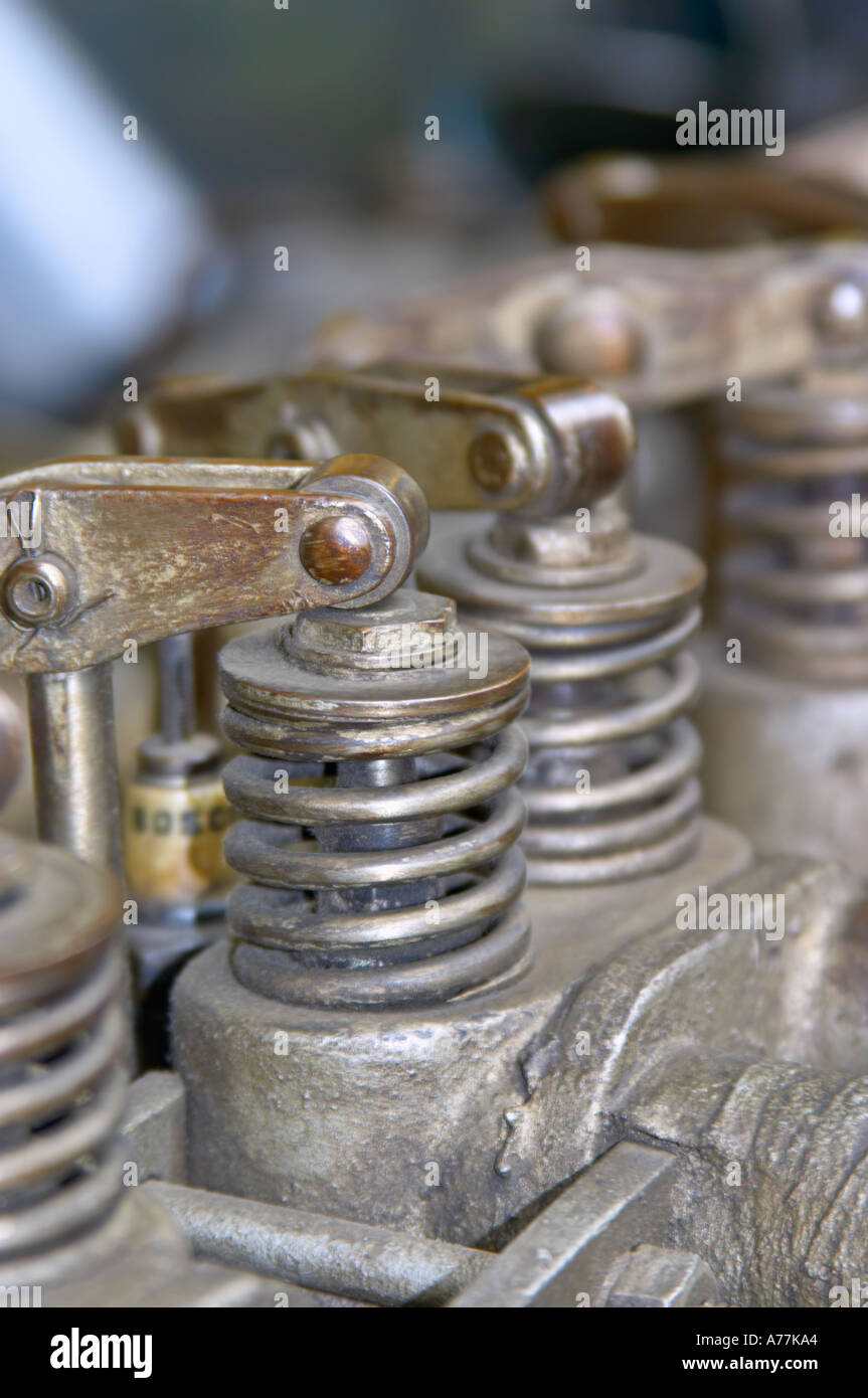 Il vecchio motore della molla del pistone nel Museo Nazionale della Tecnica in Holesovice quartiere Praga Repubblica Ceca Foto Stock