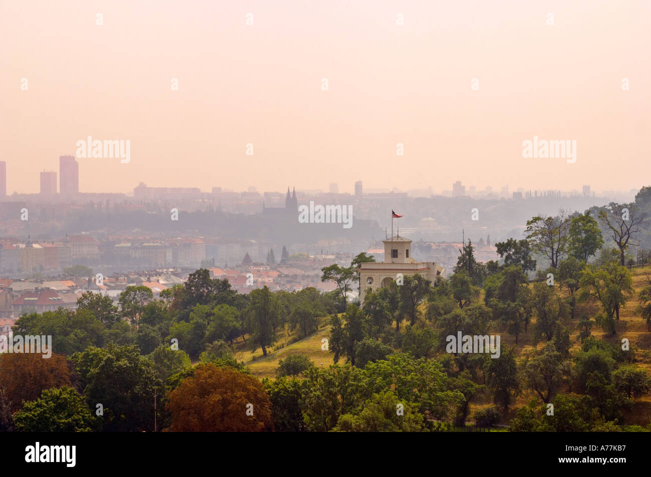 Ambasciata degli Stati Uniti edificio sulla collina di Petrin hillside, Praga, Repubblica Ceca Foto Stock