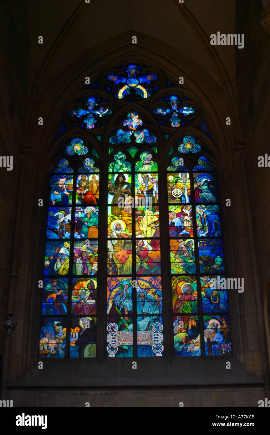 Alphonse Mucha vetrate colorate all'interno della Cattedrale di San Vito a Praga Repubblica Ceca Foto Stock