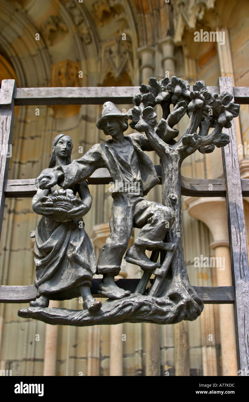 Piccole sculture in bronzo raffiguranti la vita di fattoria sulla porta al di fuori della cattedrale di San Vito a Praga Repubblica Ceca Foto Stock