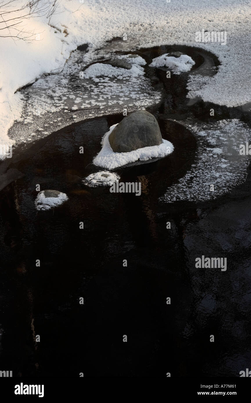 Una vista dal ponte sospeso su Lapinsalmi Suono, Repovesi National Park, Valkeala, Finlandia Foto Stock