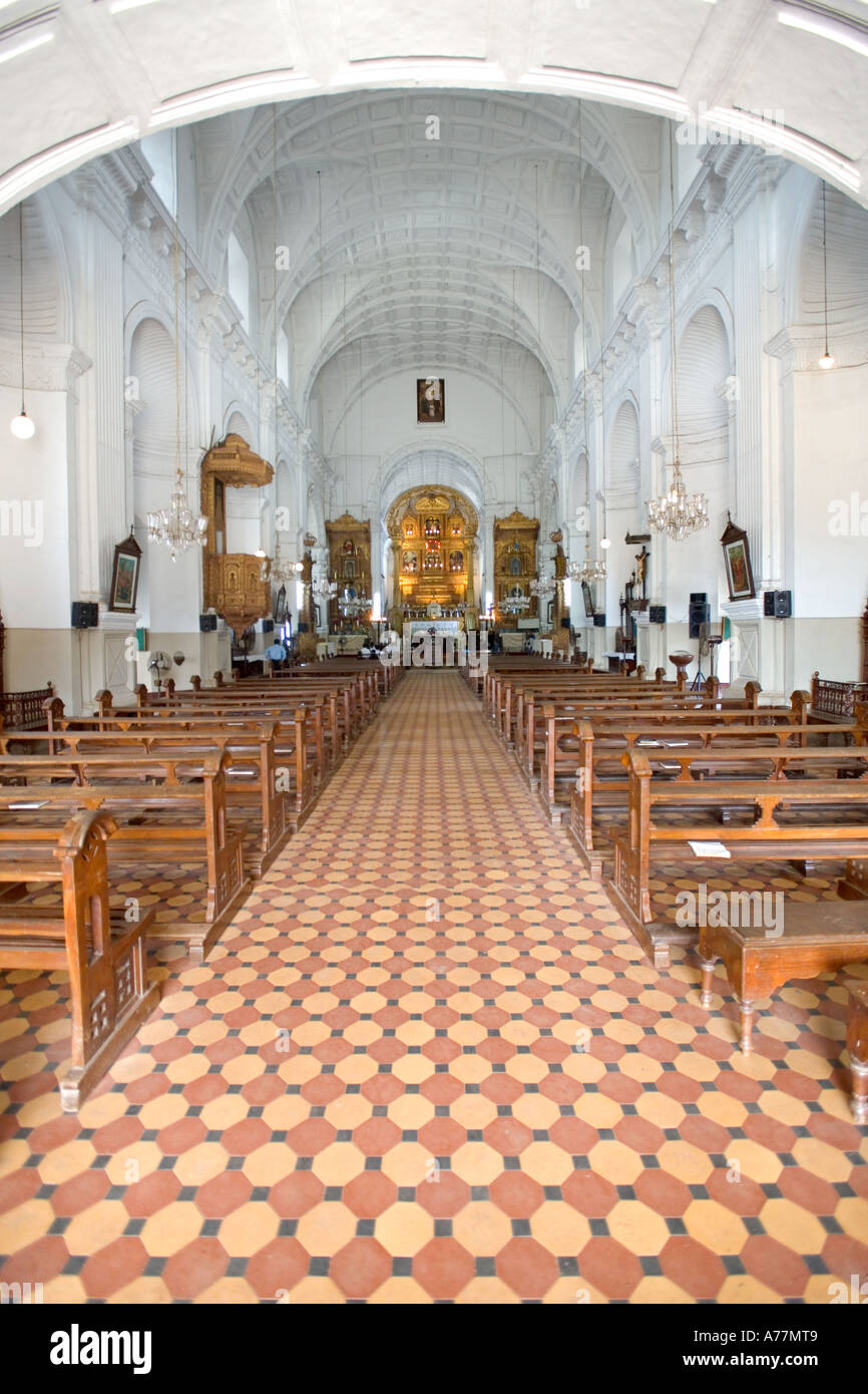 L'interno della chiesa cattolica di Margao, India. Foto Stock