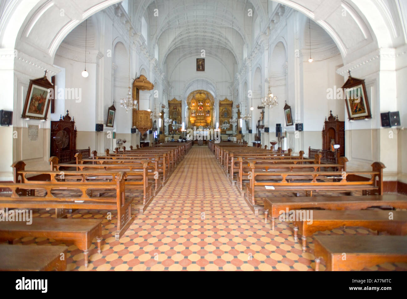 L'interno della chiesa cattolica di Margao, India. Foto Stock