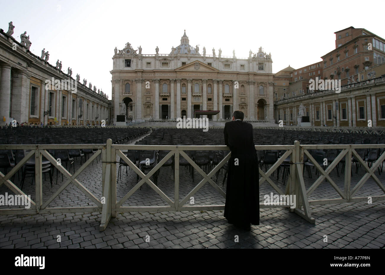Un membro del clero si affaccia sul Vaticano a Roma, Italia Foto Stock
