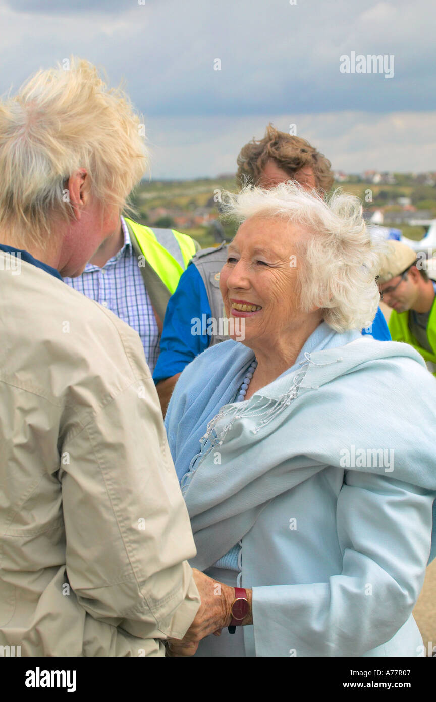Un sorridente Dame Vera Lynn riunione piloti a Shoreham Airshow, West Sussex,l'Inghilterra, Regno Unito. Foto Stock