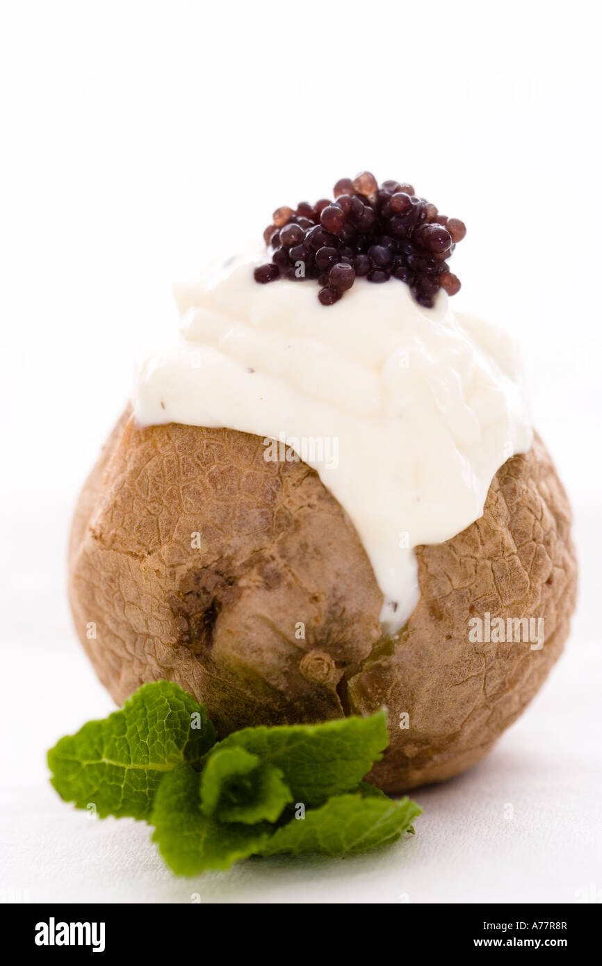 Mini di patate al forno e panna acida e caviale Foto Stock