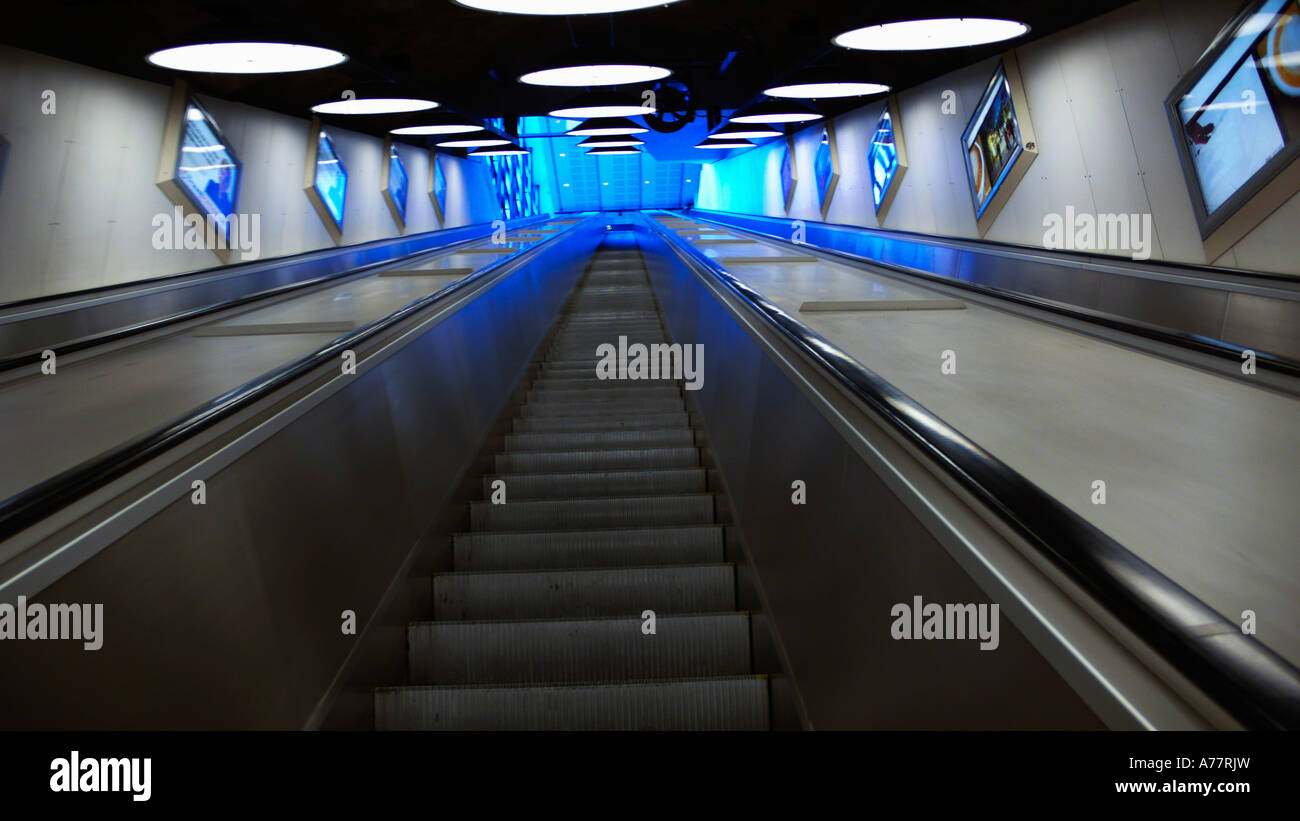 Escalator in una stazione su Il Dockland Light Railway system Foto Stock