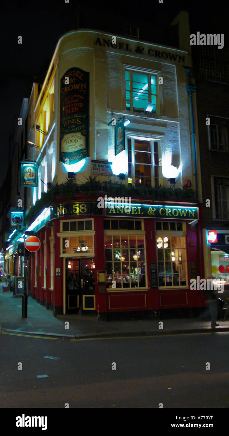 Un pub londinese di Charing Cross Road nel West End Foto Stock