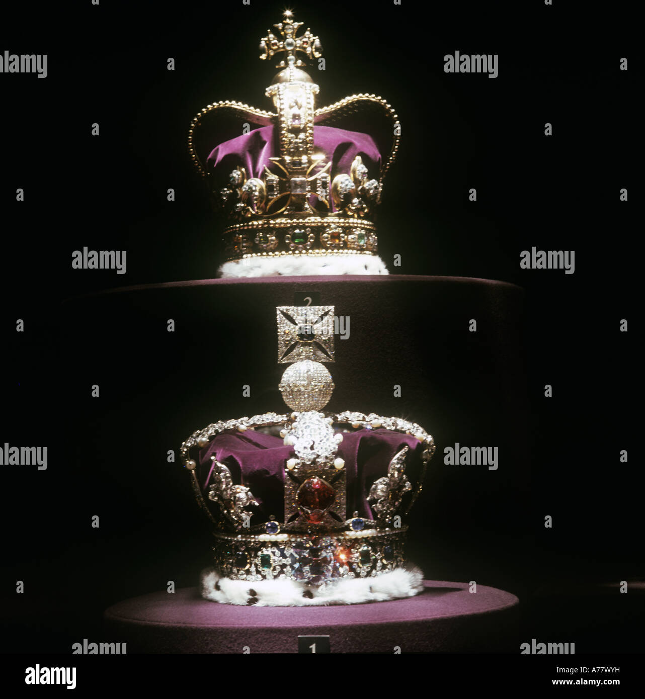 Londra, i Gioielli della Corona nella Torre di Londra, Sopra è St Edwards  corona, sotto è stato Imperial Crown Foto stock - Alamy