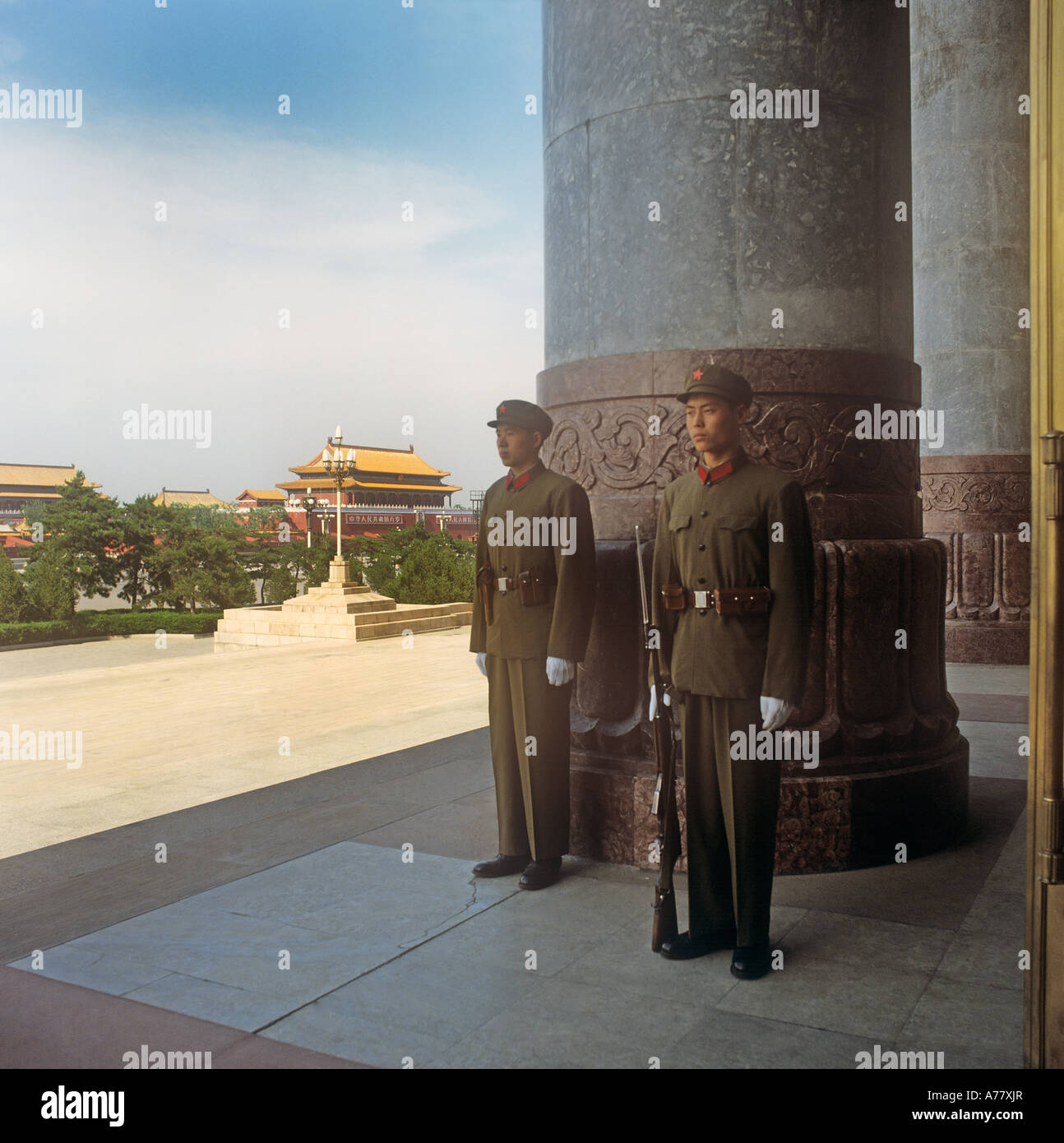 Cina, Pechino, protezioni presso la Grande Sala del Popolo. Al di là di esse è l'ingresso al Palazzo Imperiale o Città Proibita. Foto Stock