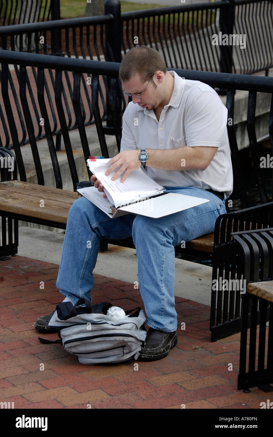 L'uomo legge e studi a Eola Park Downtown Orlando Florida US Foto Stock