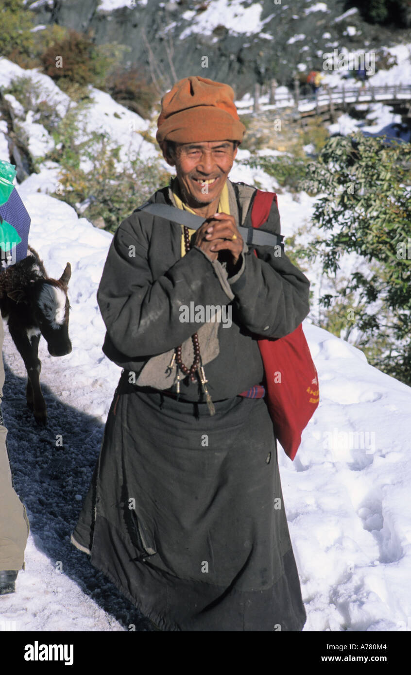 Highlander nepalese in bassa Pisang village Annapurna Conservation Area Nepal Foto Stock