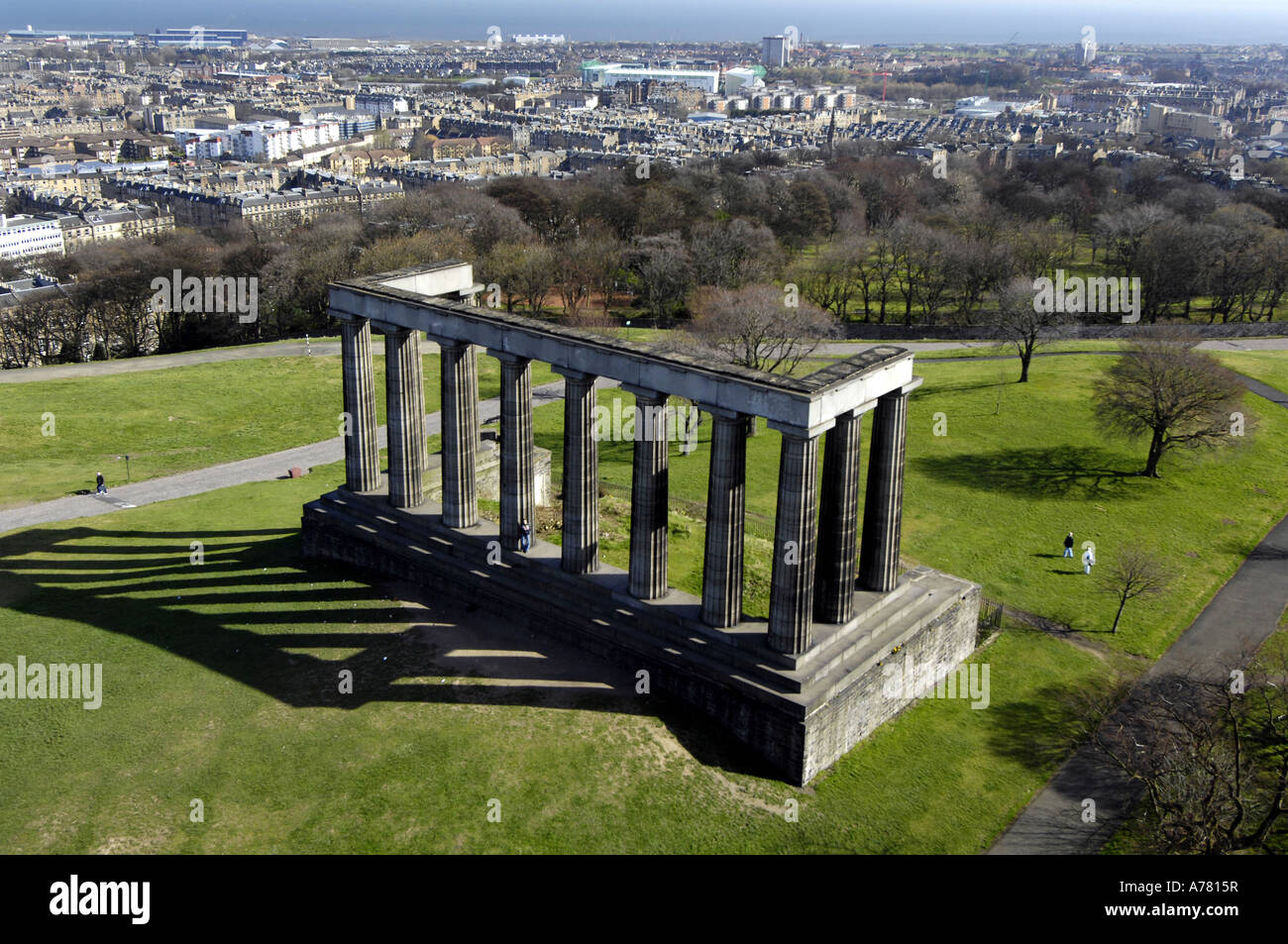 Calton Hill è una delle principale di Edinburgo hills,nel centro della citta'. Con la sua acropoli ateniese monumento Foto Stock