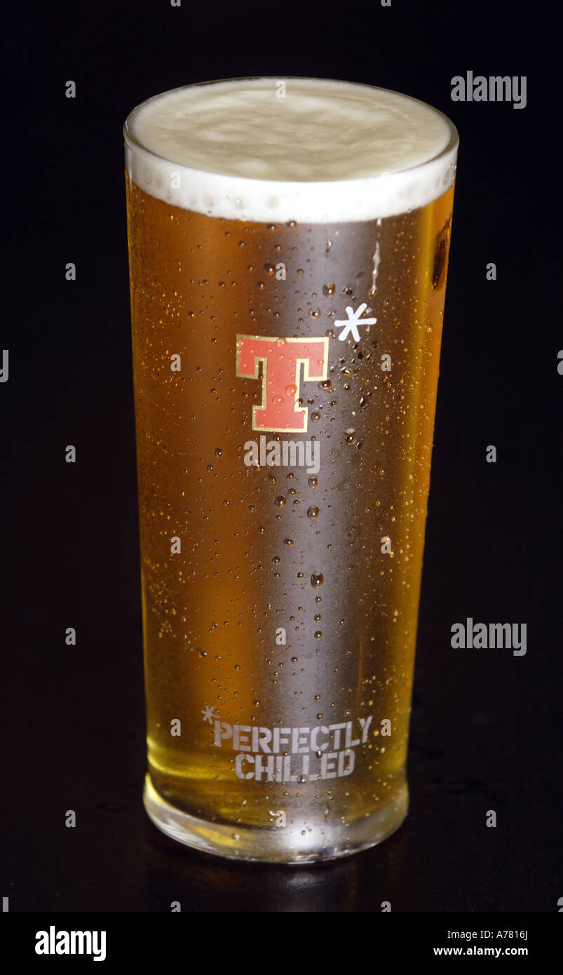 La pinta di Scottish Tennents lager la birra in un bicchiere pinta Tennents lager prodotta a Wellpark Brewery in Glasgow, Scozia. Foto Stock