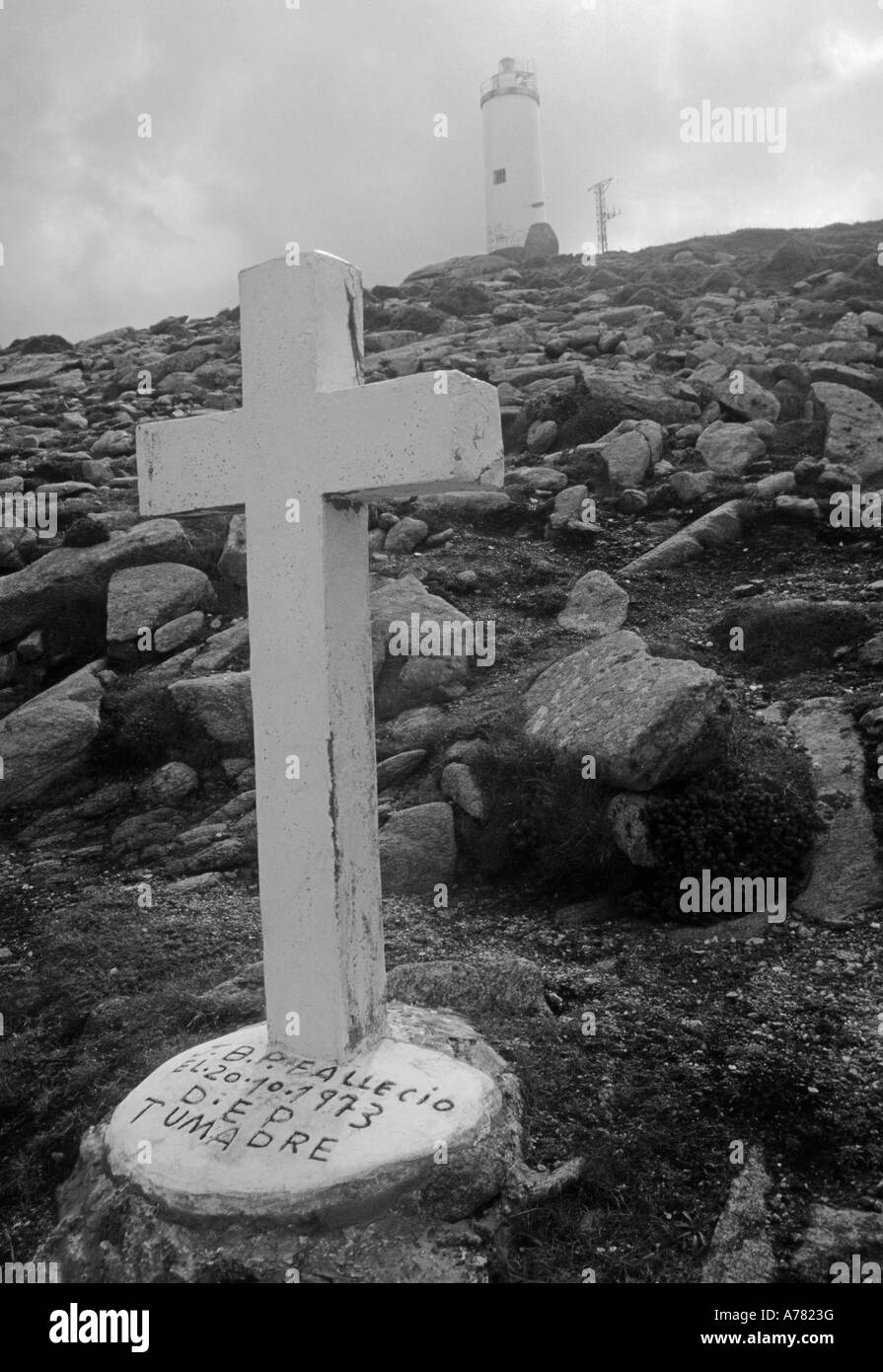 Una croce bianca in memoria di un naufragio lungo la Costa da Morte Galizia Spagna Foto Stock