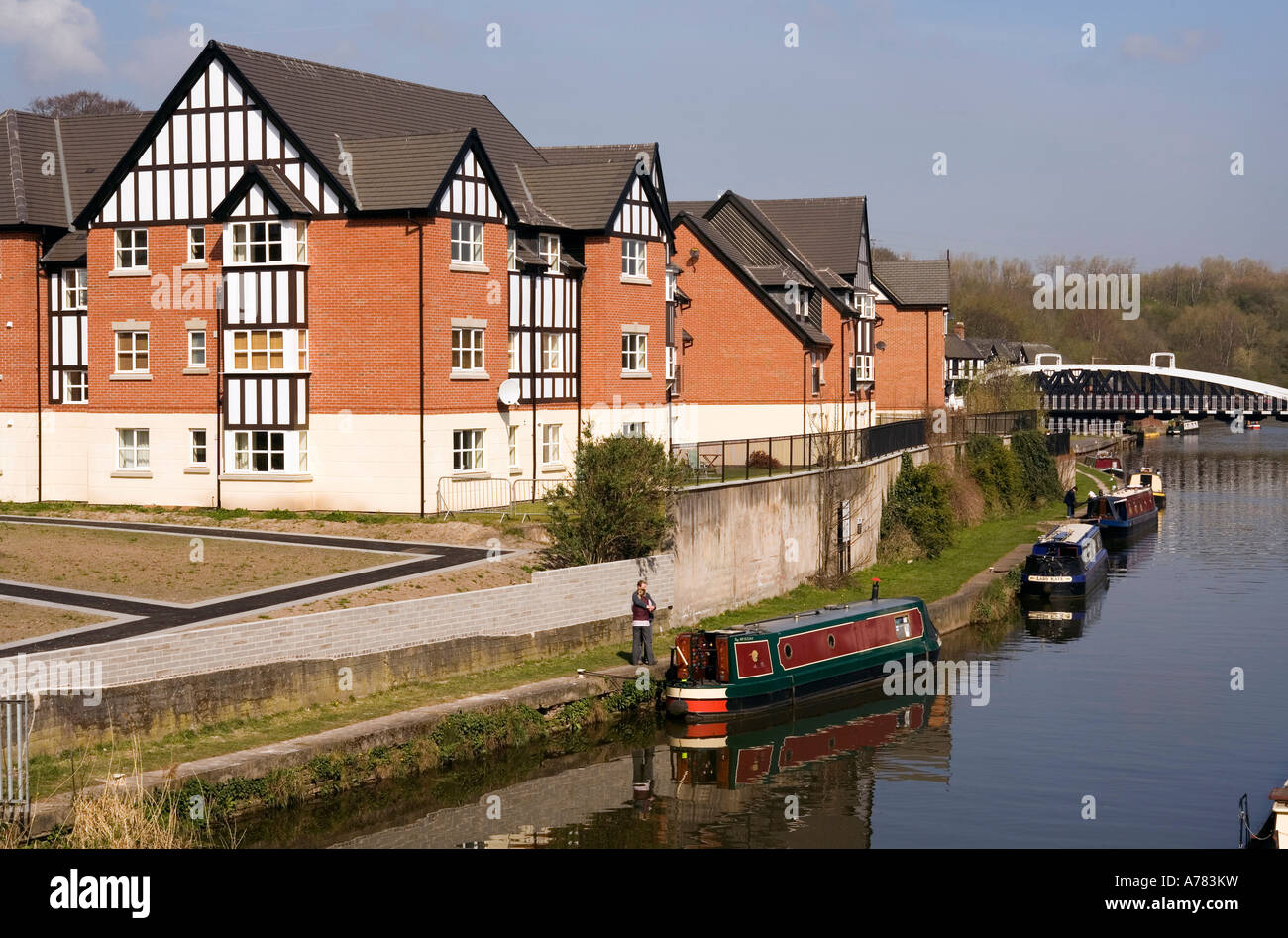 Il Cheshire Regno Unito Vale Royal Northwich alloggiamento nuovo sviluppo sulle rive del fiume Weaver Foto Stock