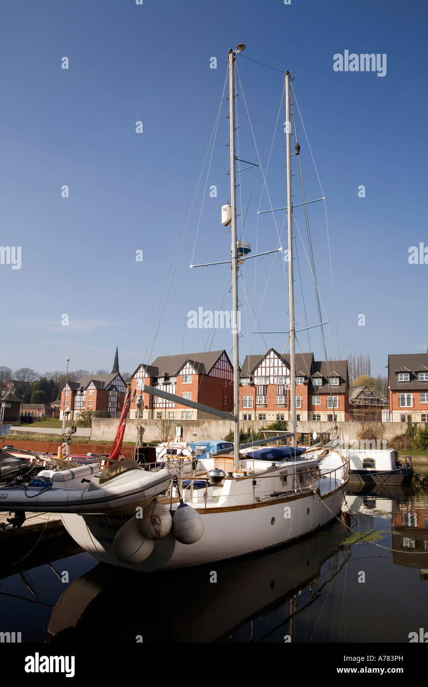 Il Cheshire Regno Unito Vale Royal Northwich town center sailing yacht ormeggiato sul fiume Weaver Foto Stock