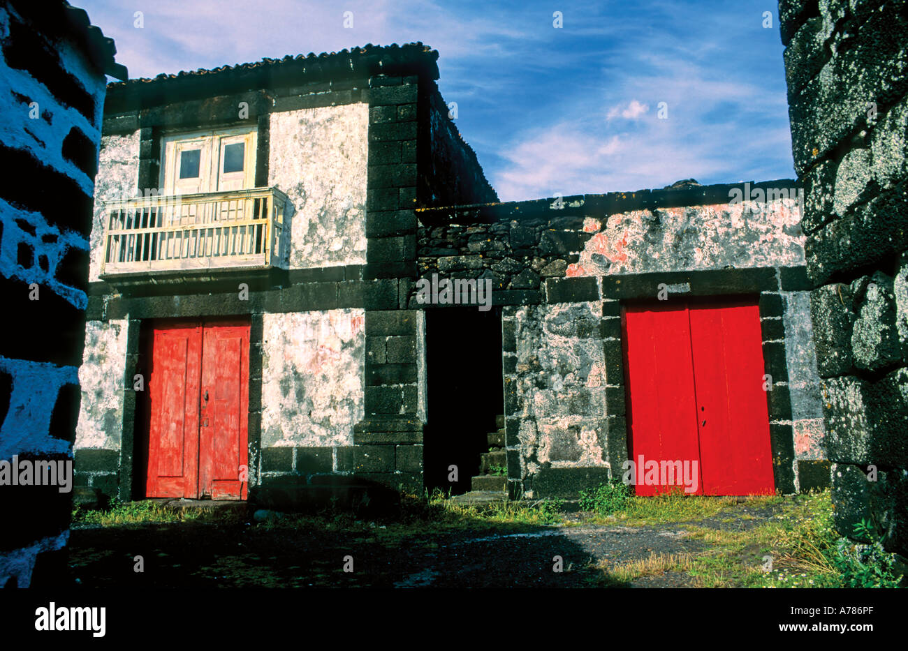 Tradizionali case nero, villaggio Cachorro, isola Pico, Azzorre, Portogallo Foto Stock