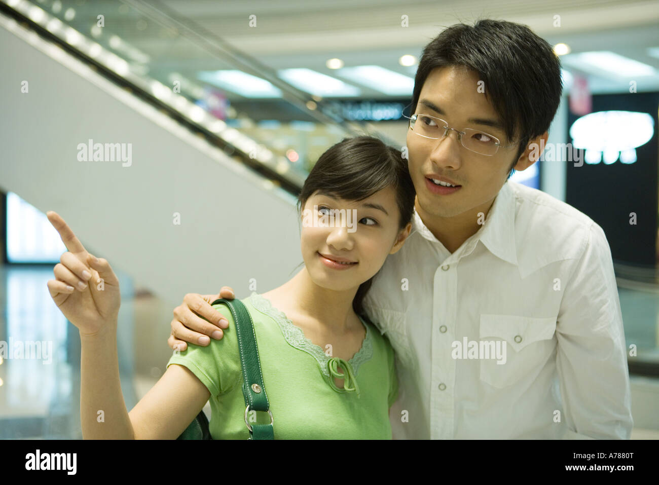 Matura in mall, donna rivolta Foto Stock