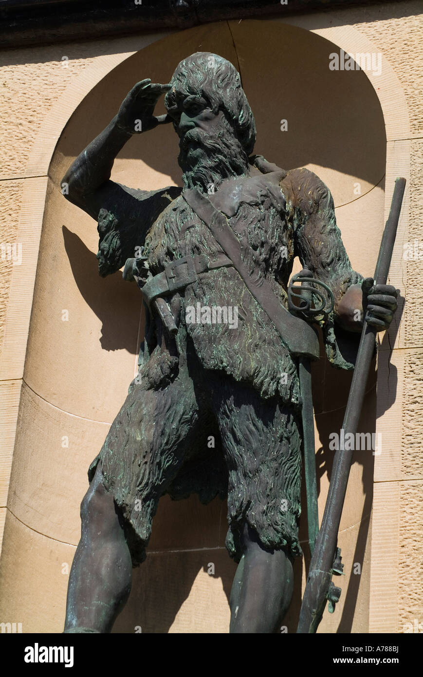dh Robinson Crusoe statua LARGO inferiore FIFE statua che segna il cottage in cui Alexander Selkirk è nato daniel defoe marinaio Foto Stock