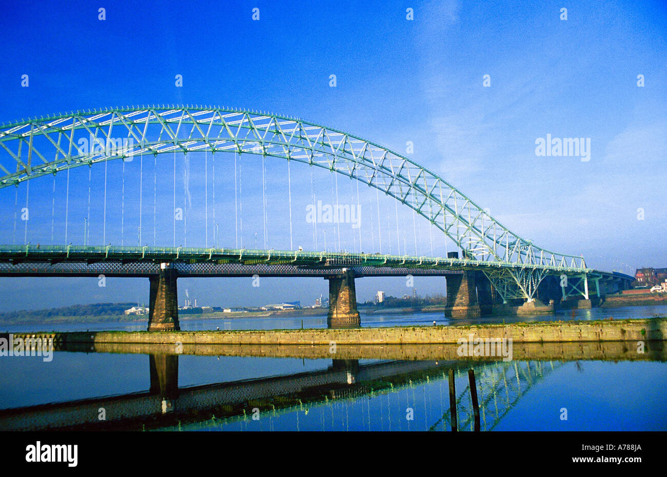 Runcorn-Widnes Road Bridge (il Giubileo d'argento ponte) da Runcorn Promenade, inverno 2005 Foto Stock