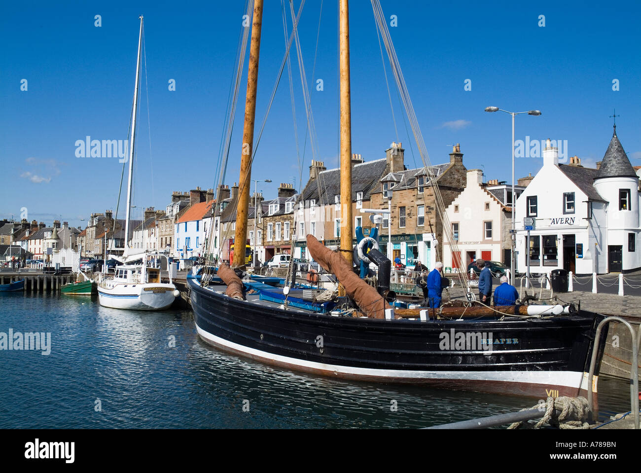 dh Scottish Fisheries Museum ANSTRUTHER EAST NEUK Fife SCOTLAND Harbour Seafront Fifie tipo aringa drifter due mast rugger Reaper barche Foto Stock