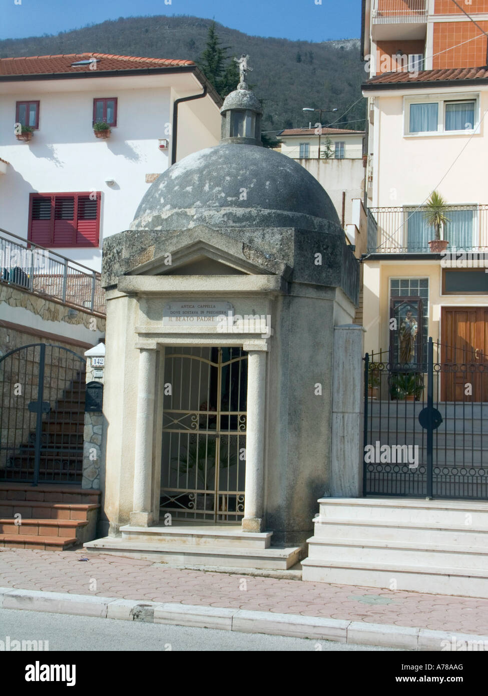 La piccola cappella di Padre santo, San Pio da Pietrelcina a San Giovanni Rotondo, Foggia, Puglia, nel sud dell'Italia, Europa, verticale Foto Stock