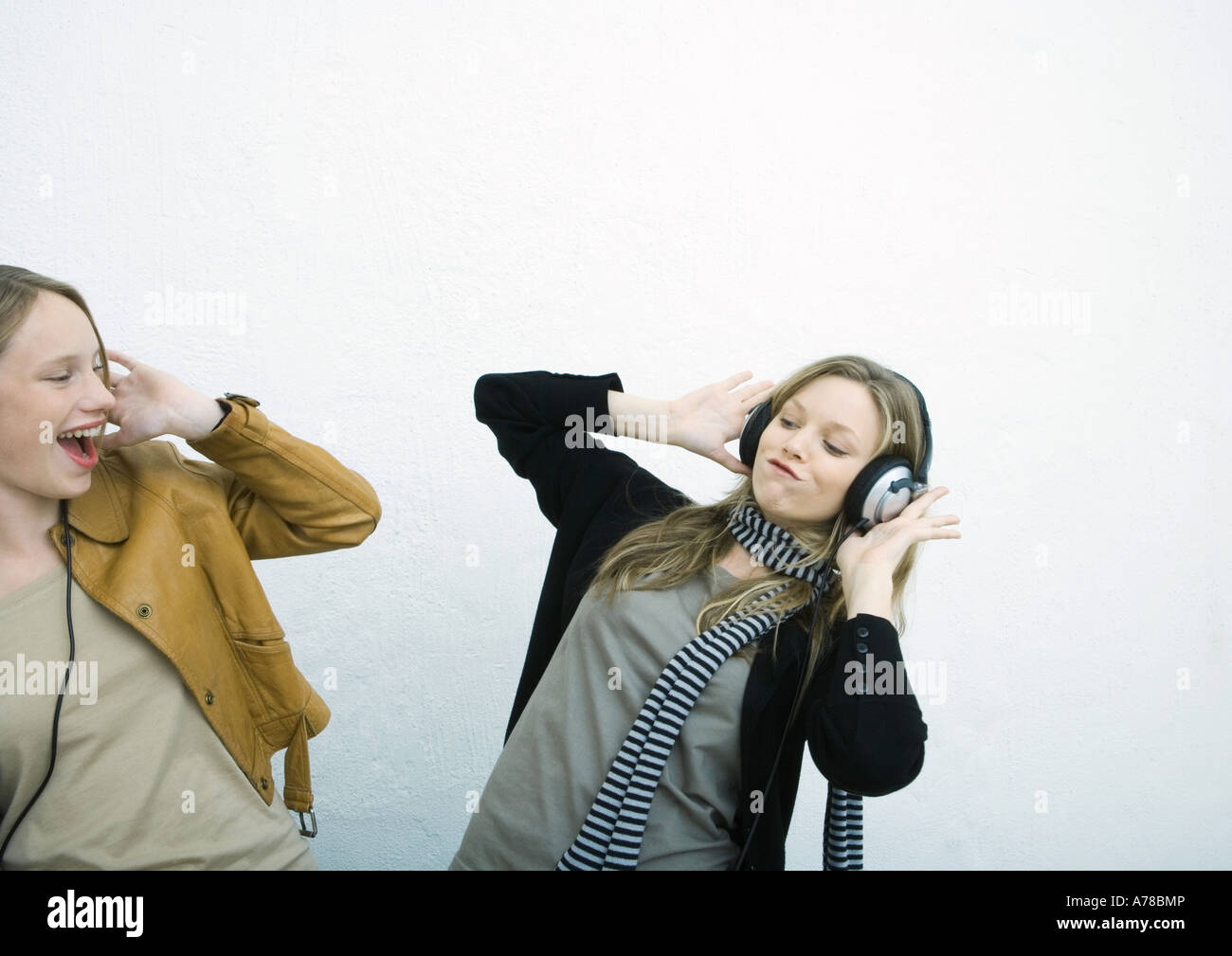 Le ragazze adolescenti ascoltando le cuffie Foto Stock