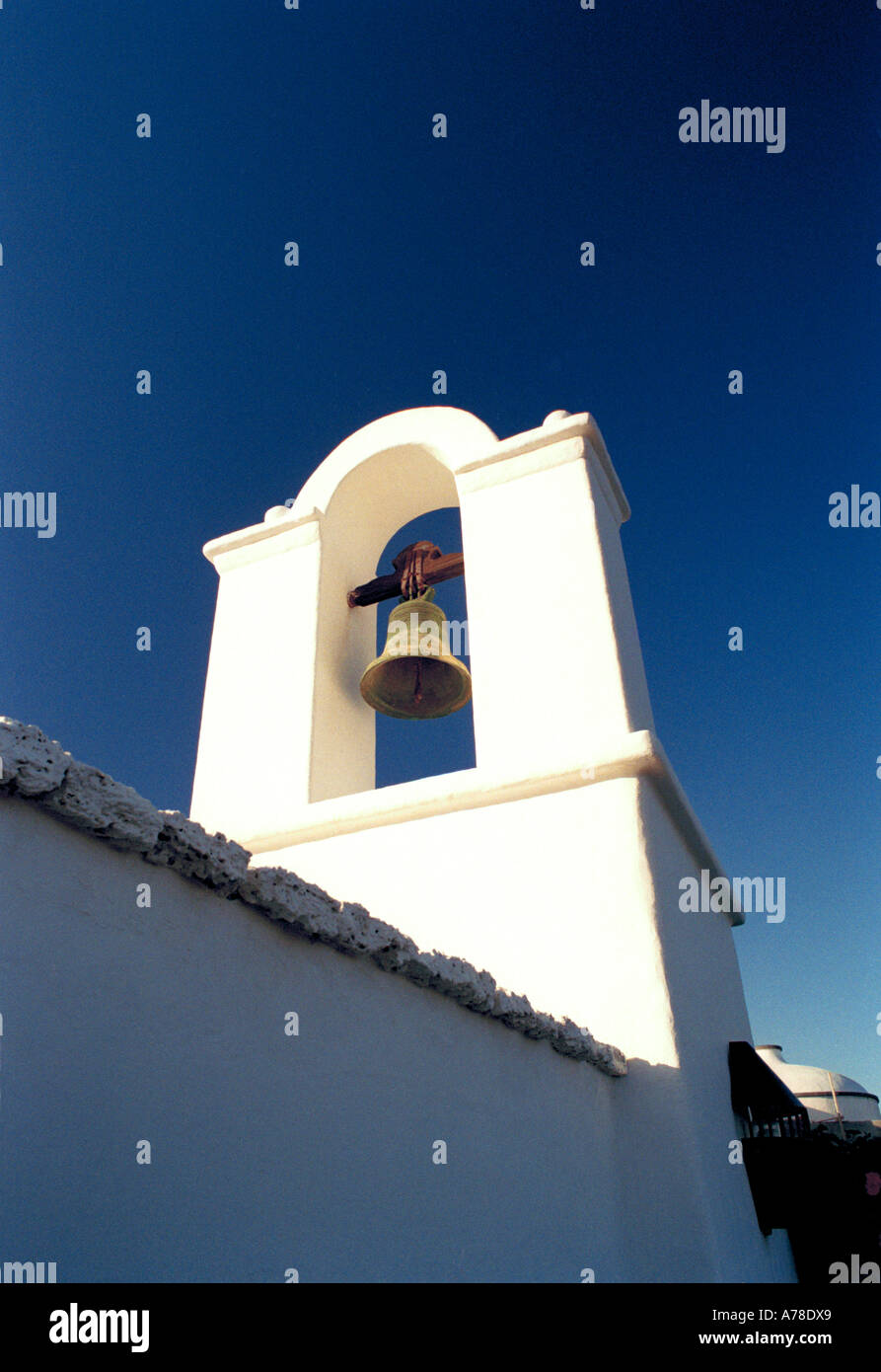 Una campana della chiesa a casa di Cesar Manrique, l'artista / architetto delle isole Canarie di Lanzarote Foto Stock