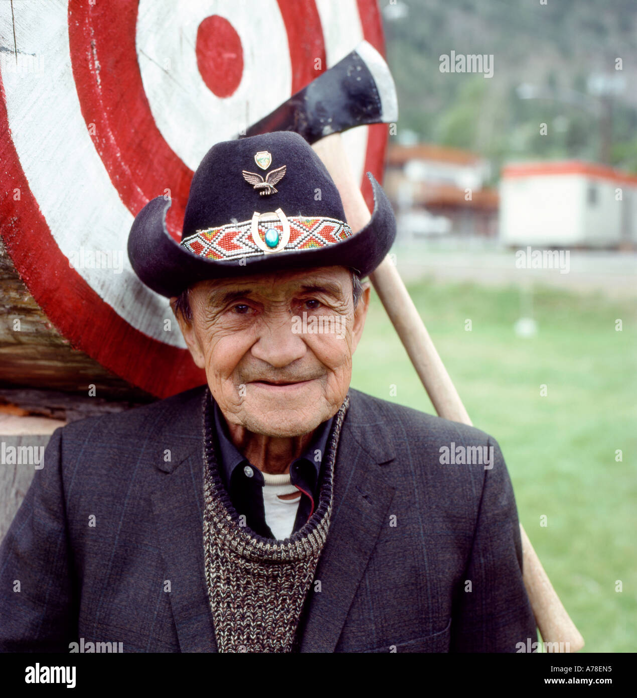 Anziani prima nazione canadese nativi indiani Salish uomo ritratto da un'ascia e Lillooet bersaglio della Columbia britannica in Canada Foto Stock