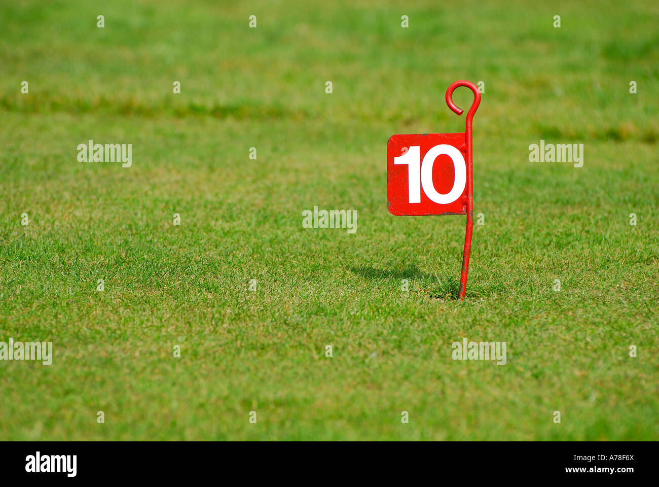 Numero 10 dipinta sul metallo rosso bandiera di golf Foto Stock