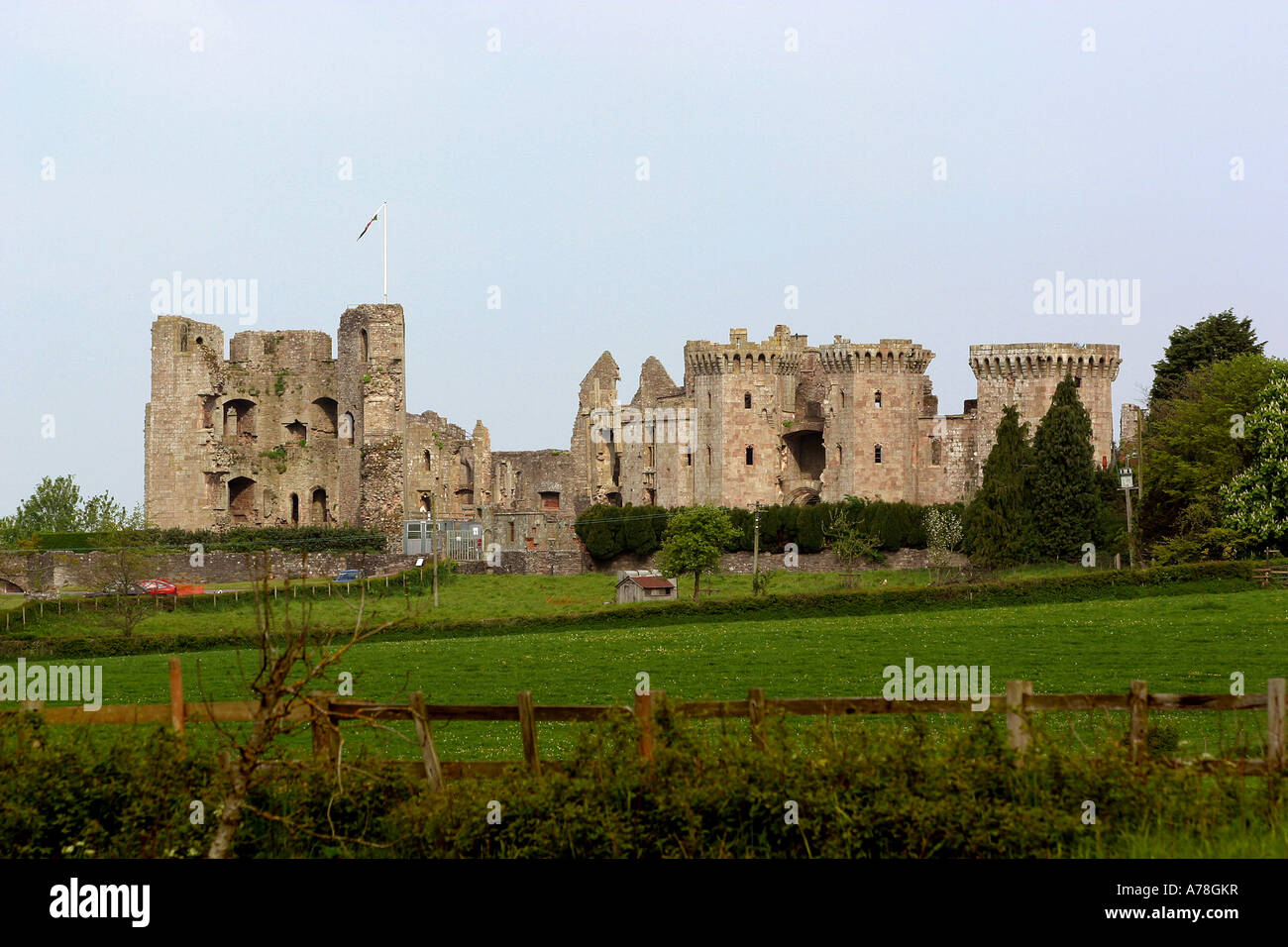 Regno Unito Galles Gwent rovina rovinato Raglan Castle rimane Foto Stock