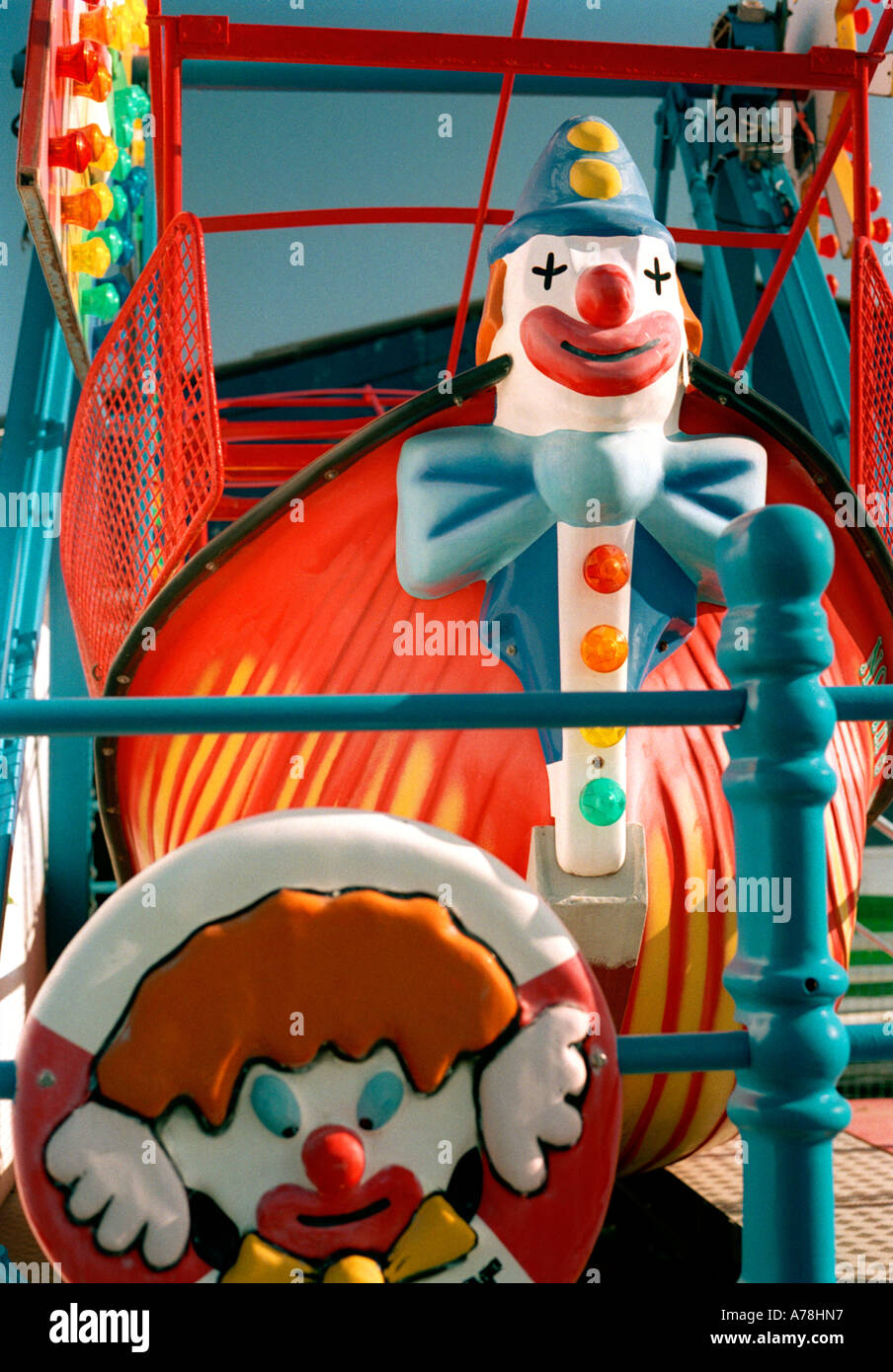 Clown figure su un merry-go-round in un Fun-fair Foto Stock