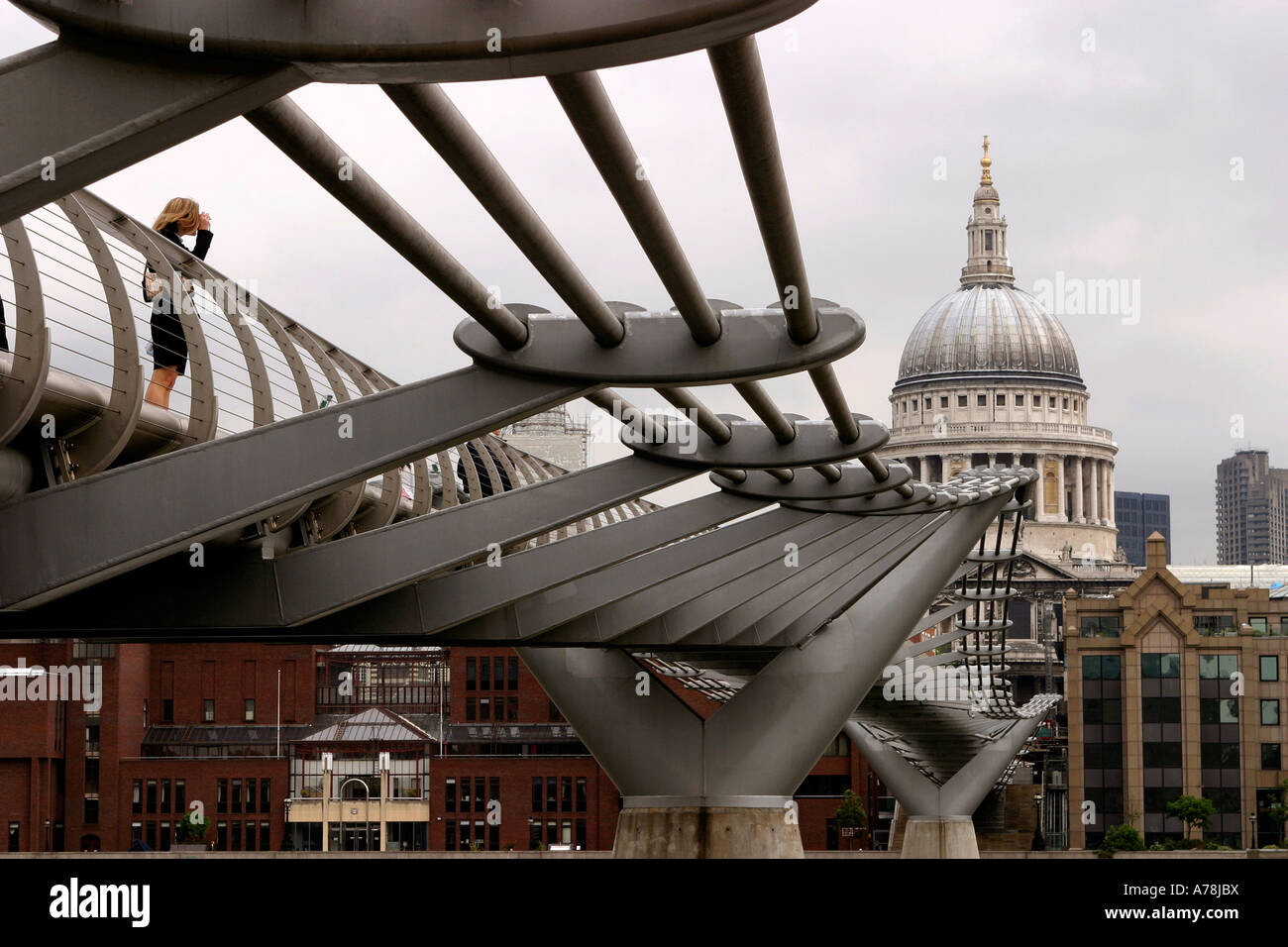 Regno Unito Londra donna prendendo immagini sul Millennium Ponte sul Fiume Tamigi con la Cattedrale di St Paul Foto Stock