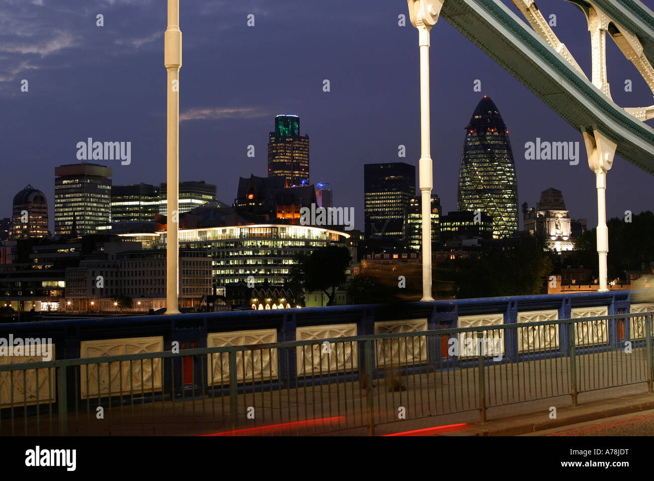 Regno Unito Londra Tower of London e dello skyline della città da Tower Bridge di notte Foto Stock