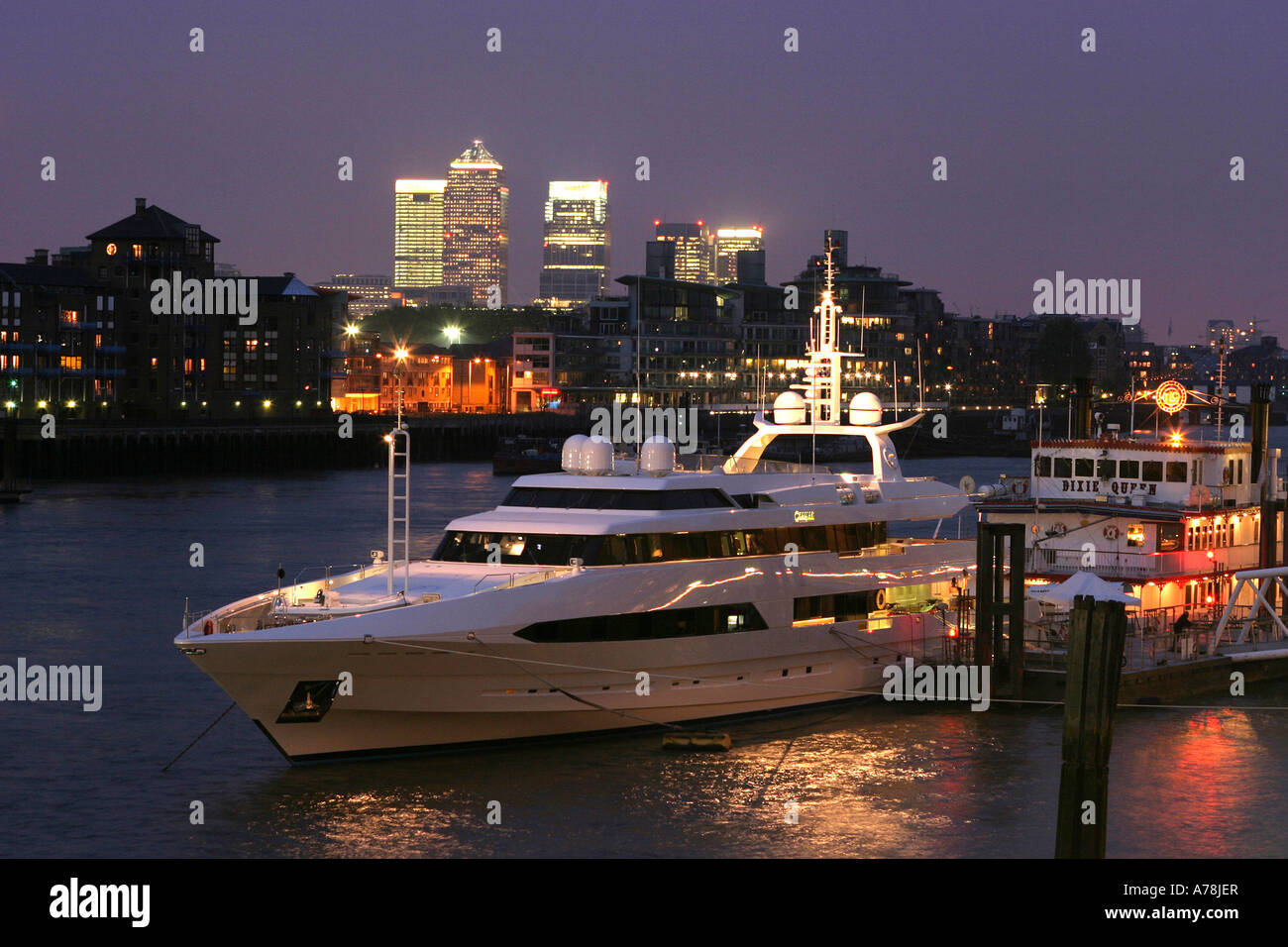 Regno Unito Londra Tamigi e docklands di notte luxury yacht ormeggiati a Tower Bridge Wharf Foto Stock