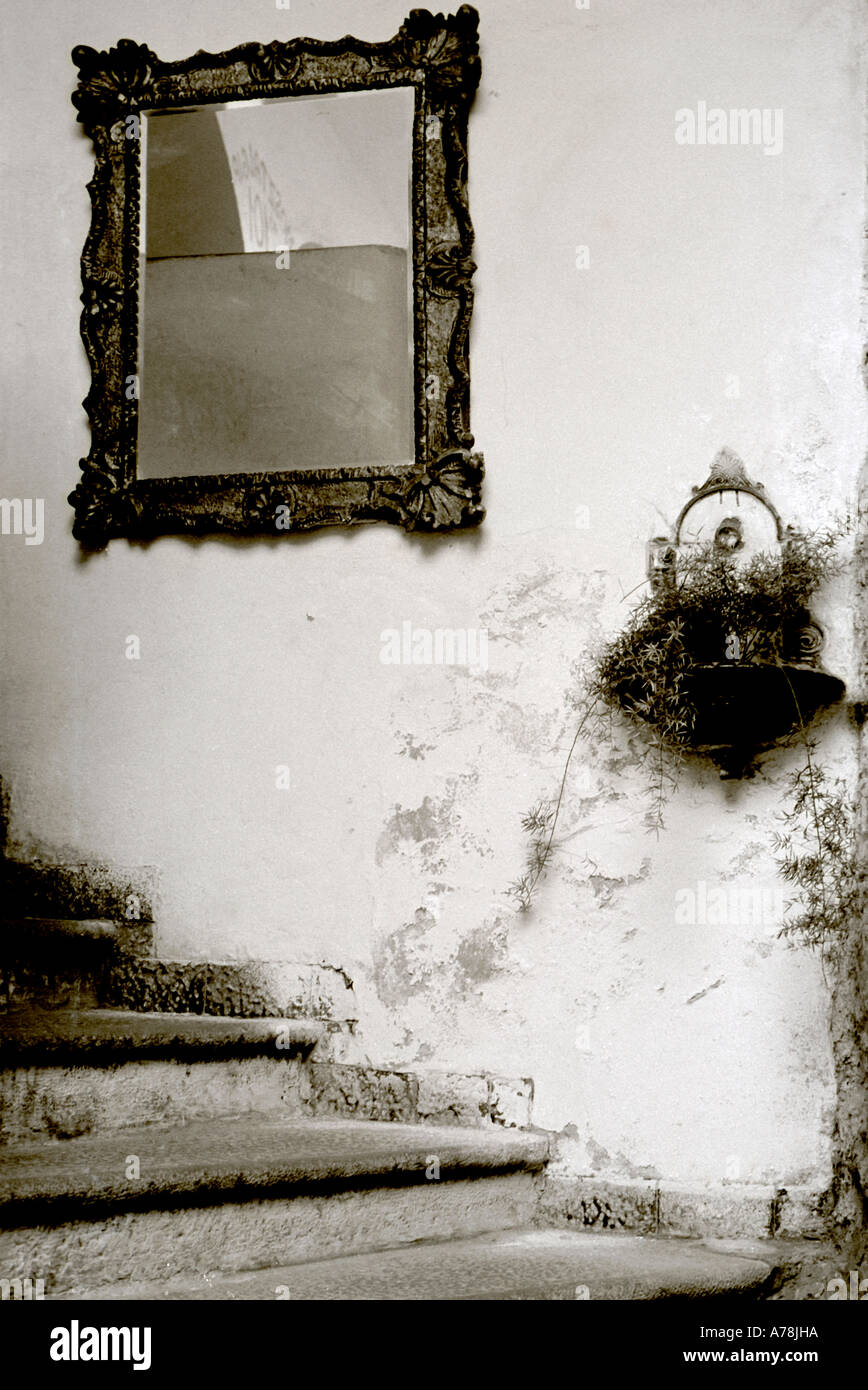 Scale e specchio rotto in Ungheria. Foto Stock