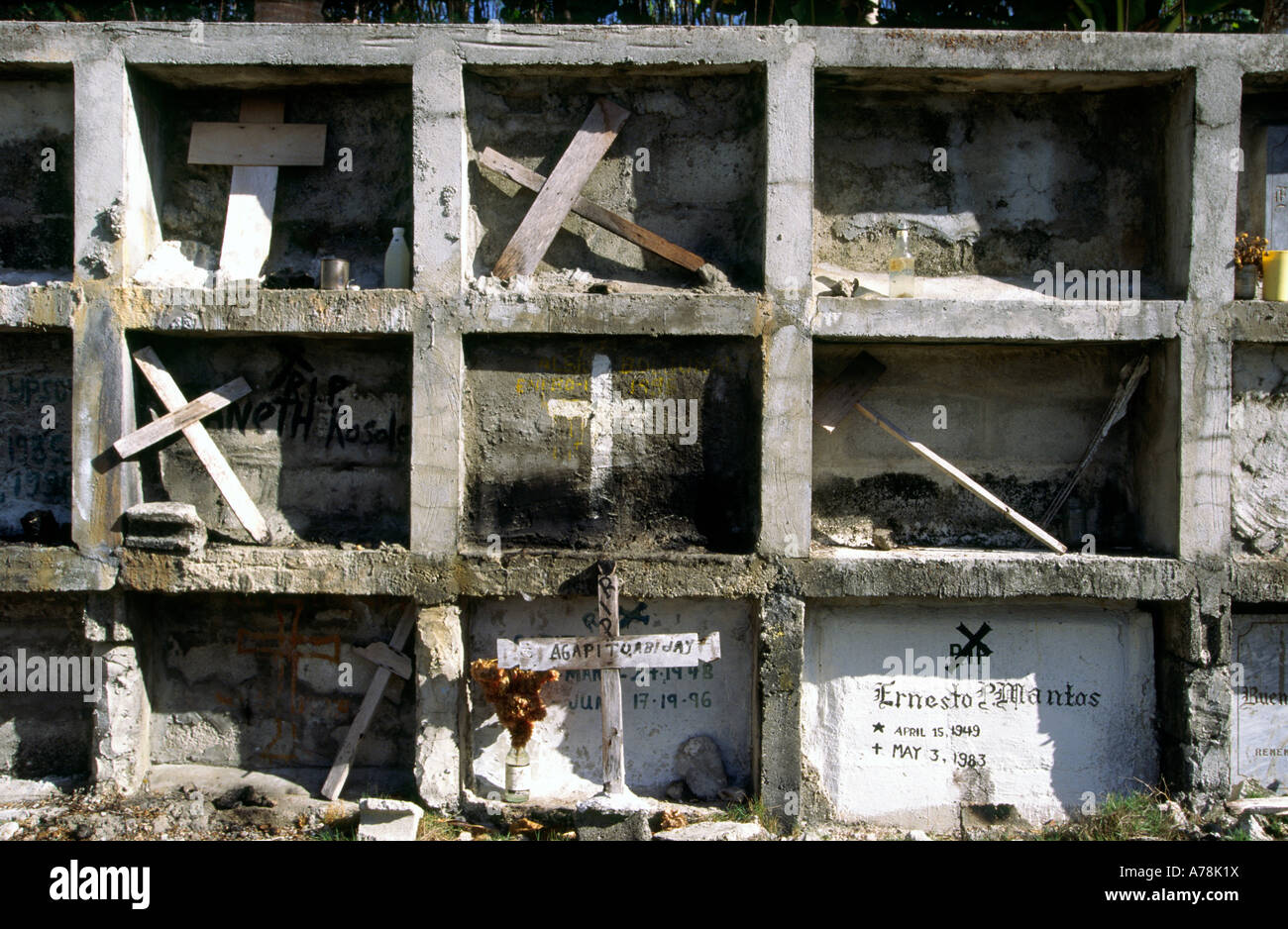 Filippine Malapascua Island fishermens nicchia tombe nel cimitero Foto Stock