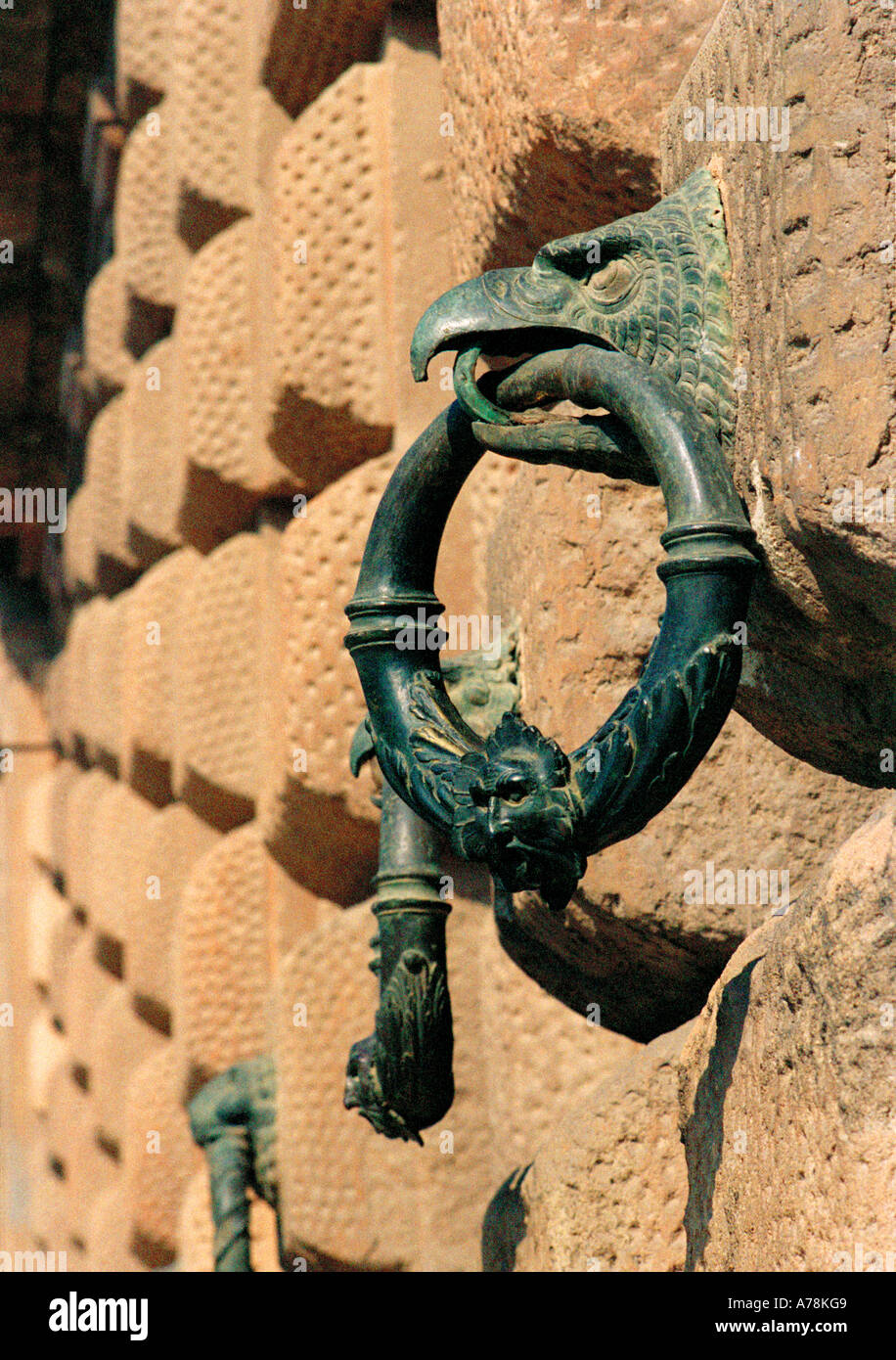 Un bronzo testa d'aquila con anello utilizzato per la legatura fino cavalli incassato in una parete del Palacio Carlos IV nell'Alhambra di Granada, Spagna Foto Stock