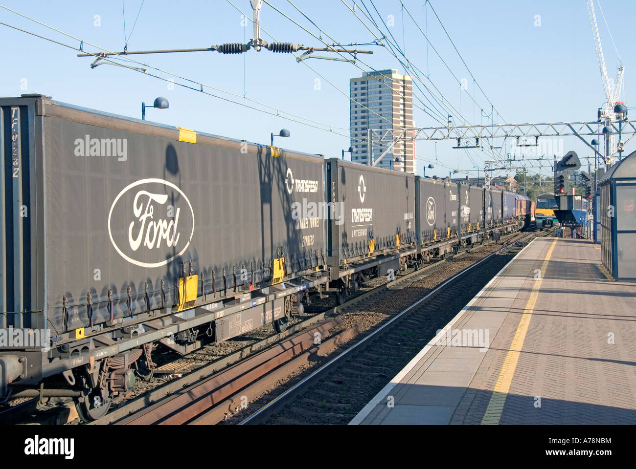 Ford Motor Company treno merci caricate con branded i contenitori di spedizione fermo a Stratford alla stazione ferroviaria di Londra Newham Est Londra Inghilterra REGNO UNITO Foto Stock