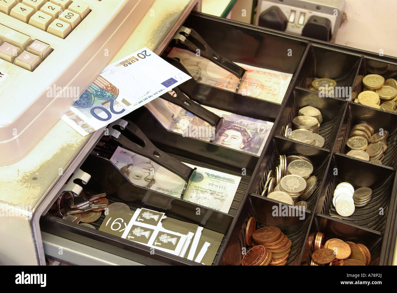 Aprire un negozio fino a che mostra € 20 euro nota sul ripiano offerto al negozio del Regno Unito che si occupano principalmente della sterlina include la prima classe di francobolli Foto Stock