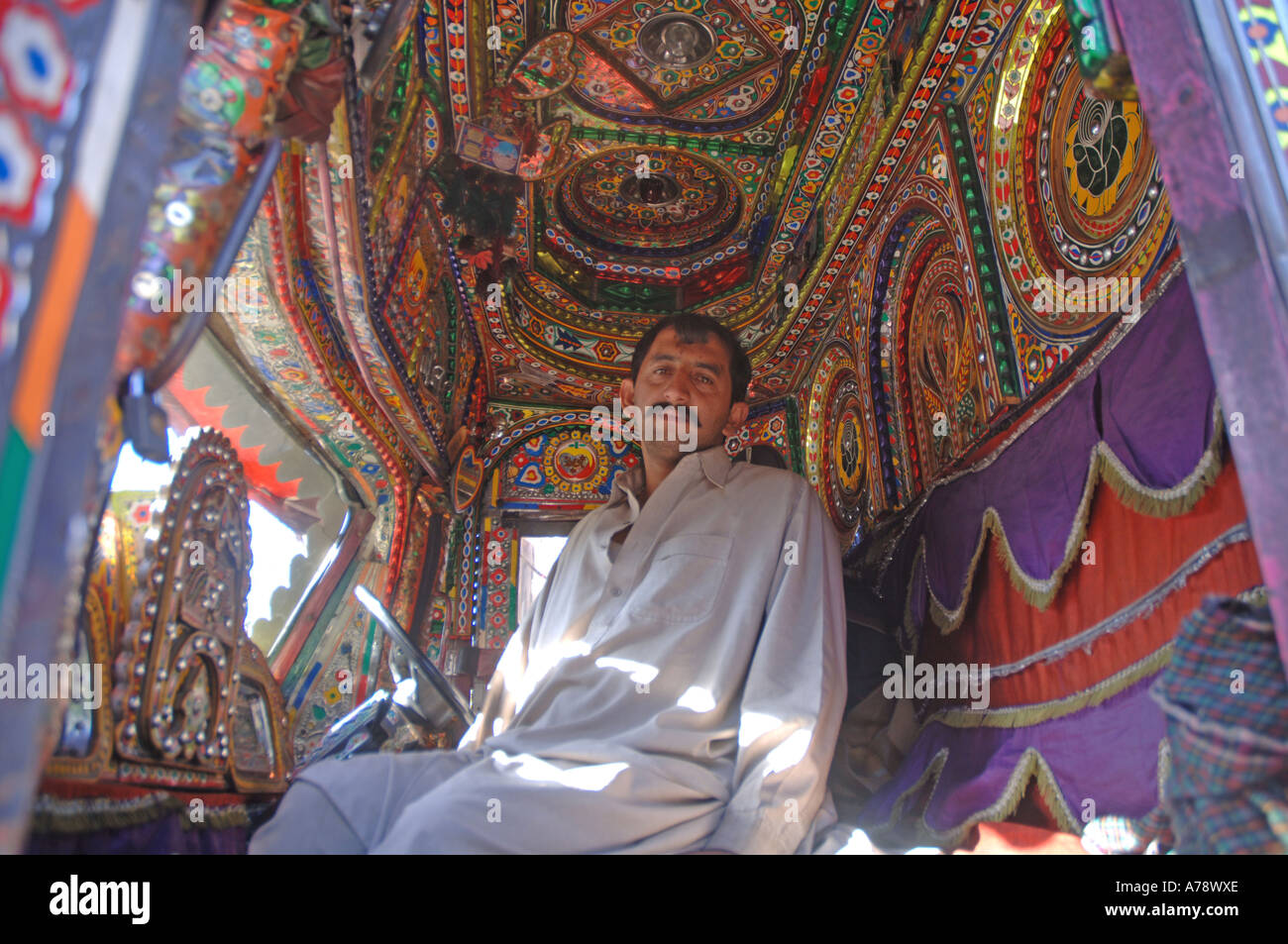 Carrello personalizzato dipinto con motivi floreali e poetico calligraphy in Pakistan. Foto Stock