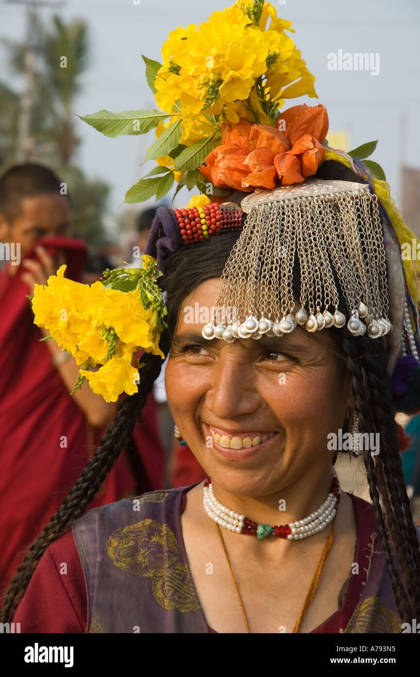 Una donna tibetana in abito tradizionale Foto Stock