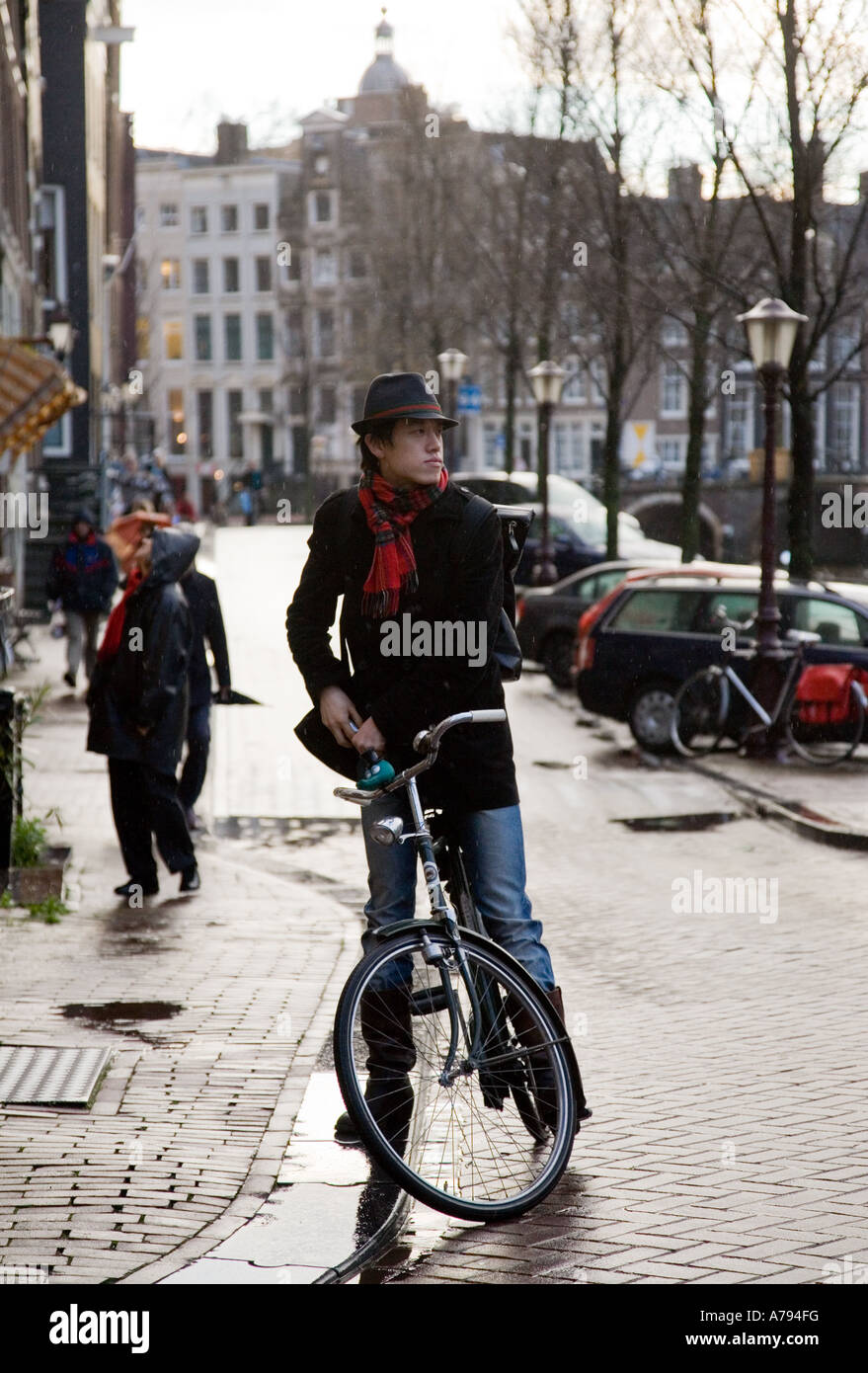 Giovane uomo sulla bicicletta in Amsterdam Foto Stock