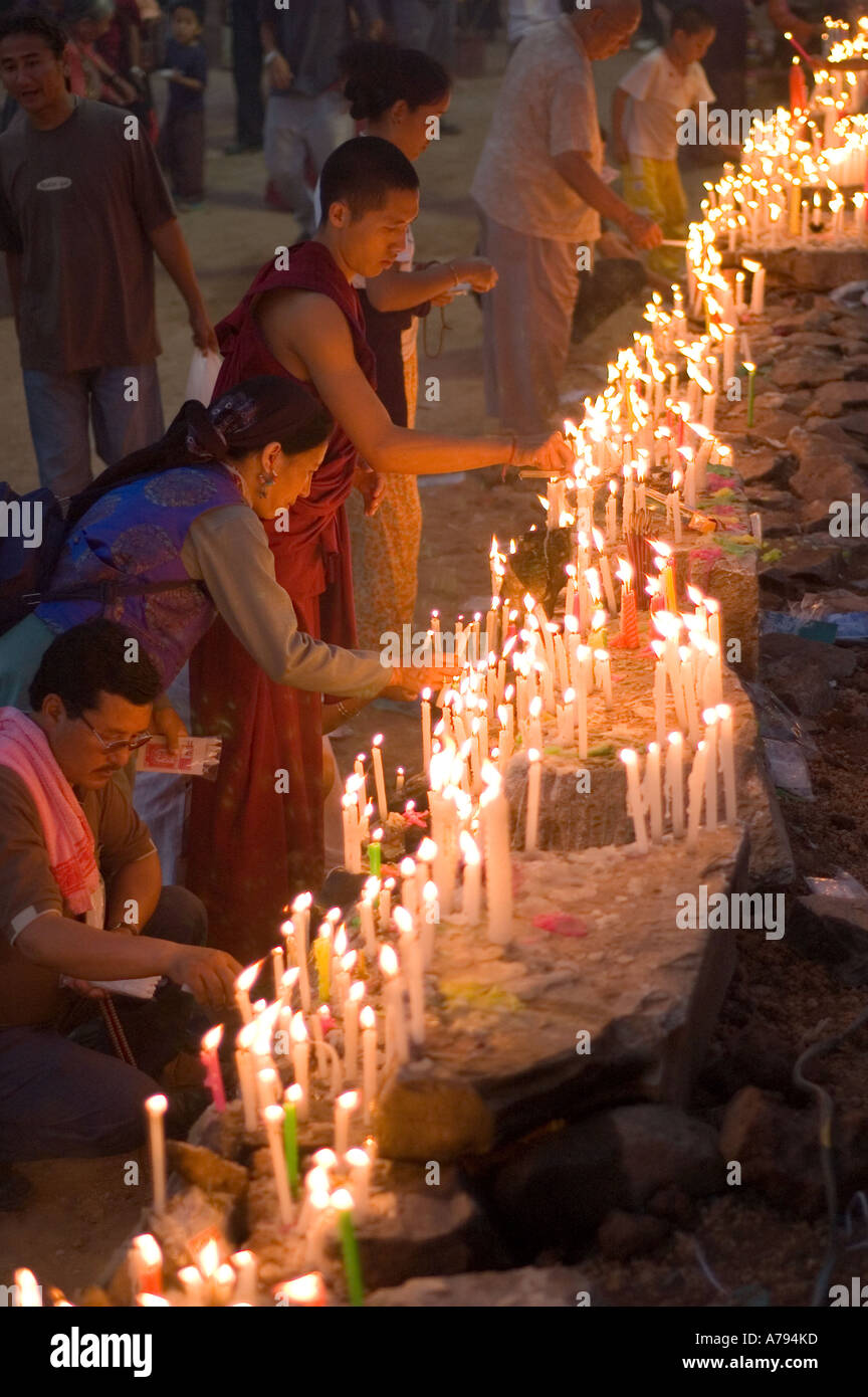 Luci di tibetani candele per i loro antenati al Stupa in Amaravati India Foto Stock