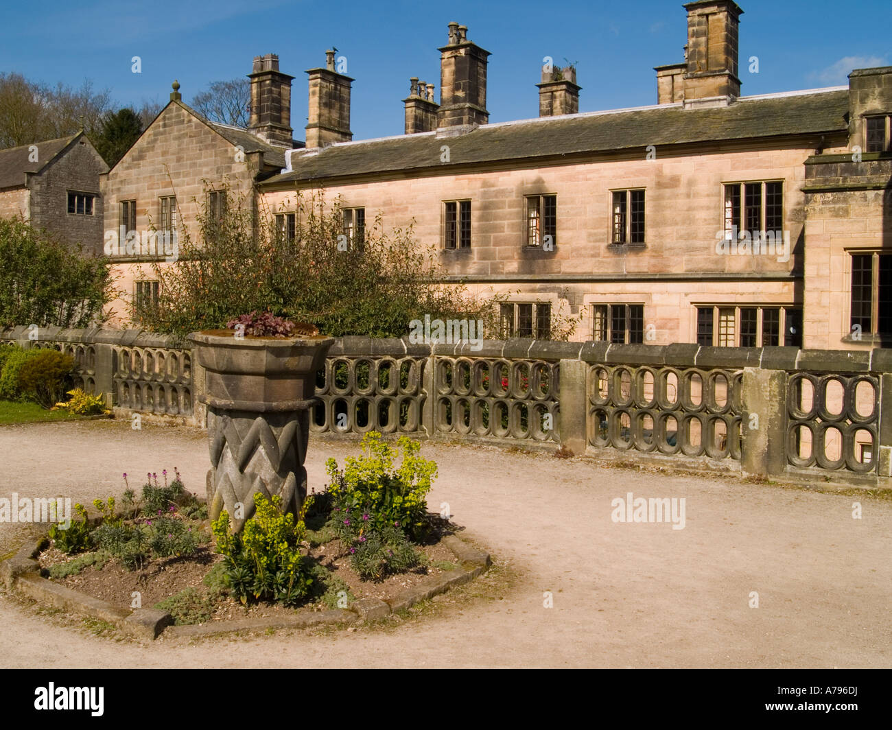 Una vista di Ilam Hall YHA e e i giardini formali, nel distretto di Peak DERBYSHIRE REGNO UNITO Foto Stock