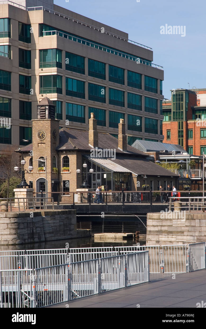 Il vecchio incontra il nuovo, Docklands, Dublino, Irlanda Foto Stock