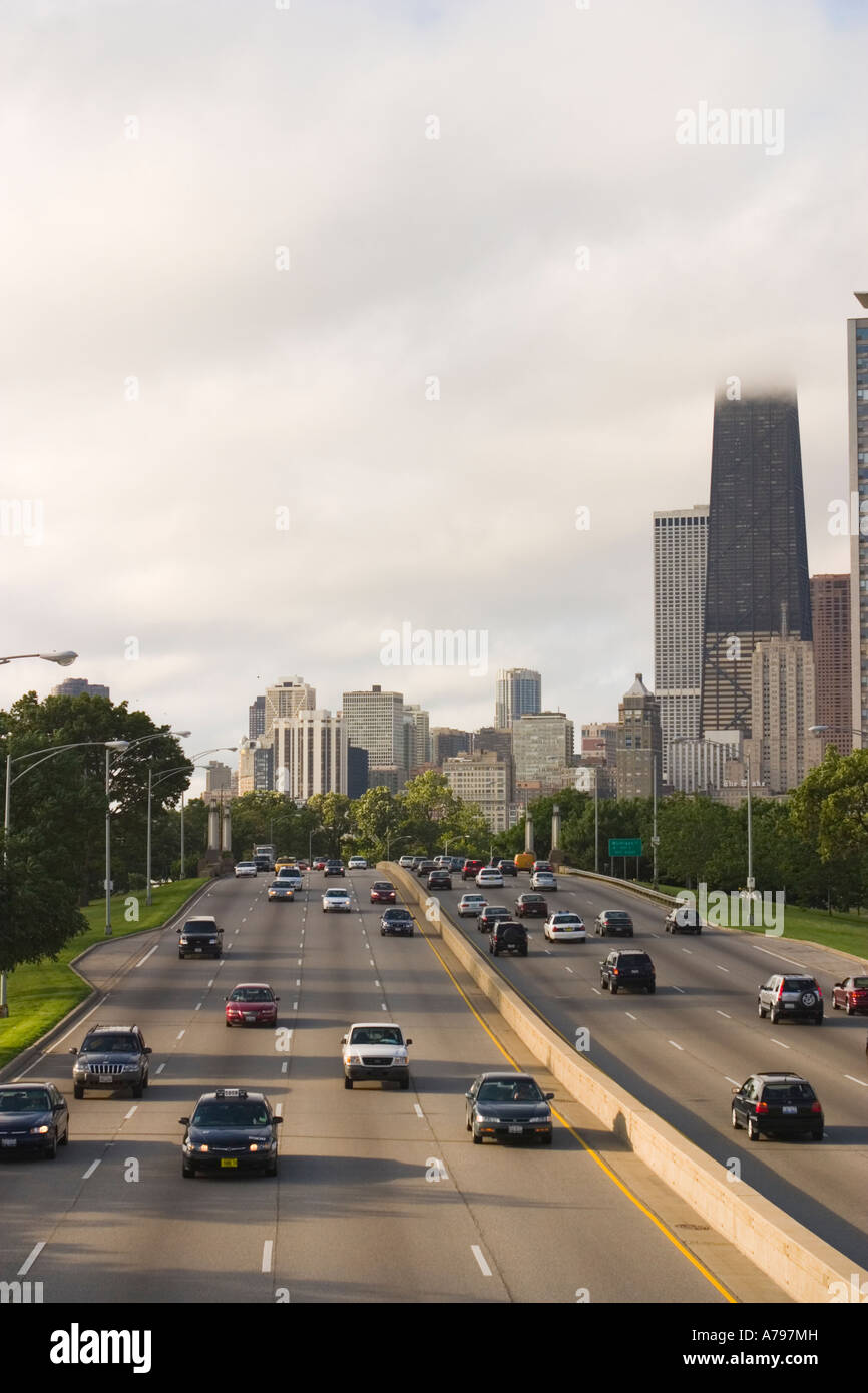 CHICAGO in Illinois il traffico su Lake Shore Drive in inizio di mattina di nuvole basse Hancock Building Foto Stock