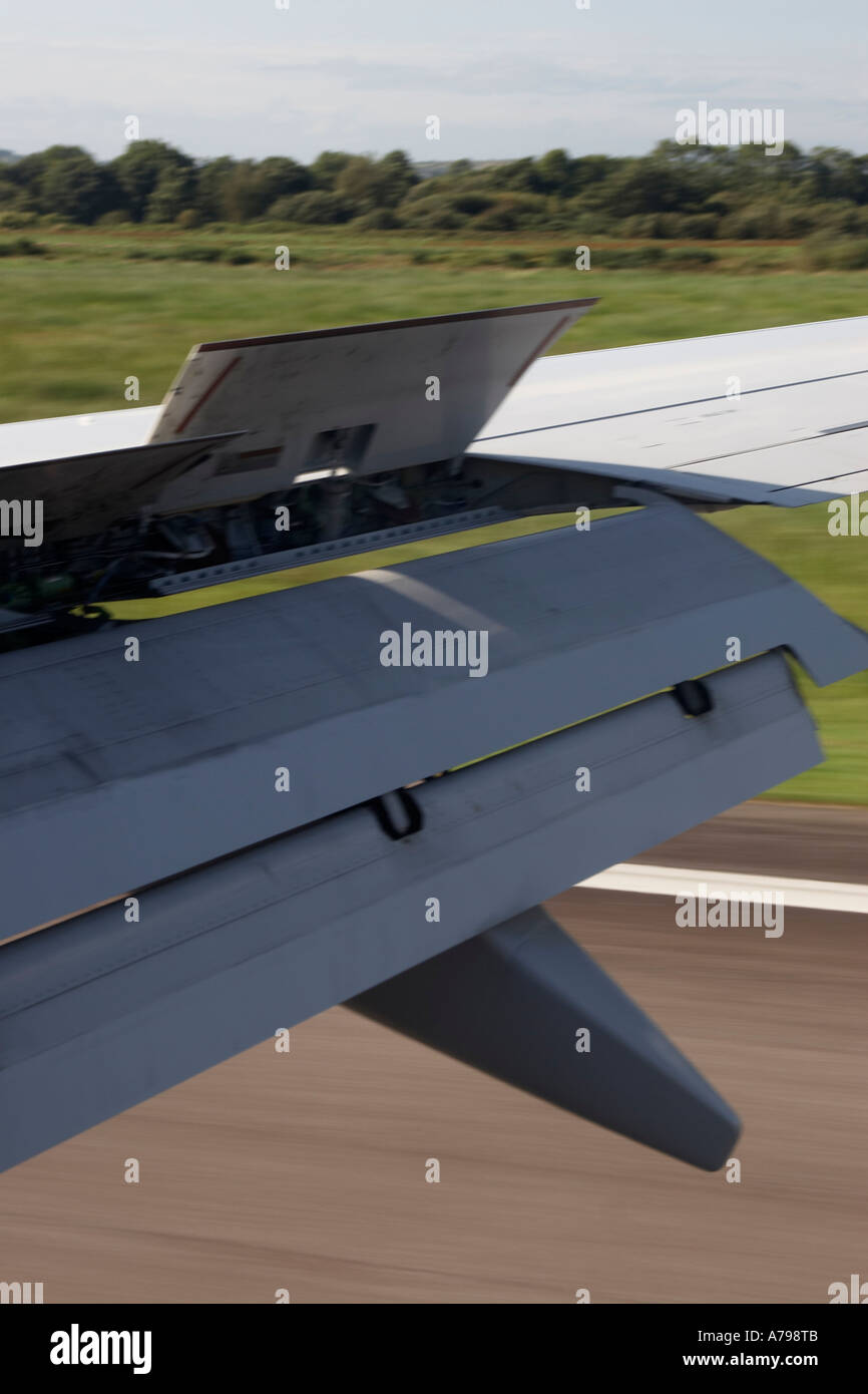 Boeing 737 ala con lembi verso il basso e abbassato e airbrakes o spoiler fino allo sbarco su una pista Foto Stock