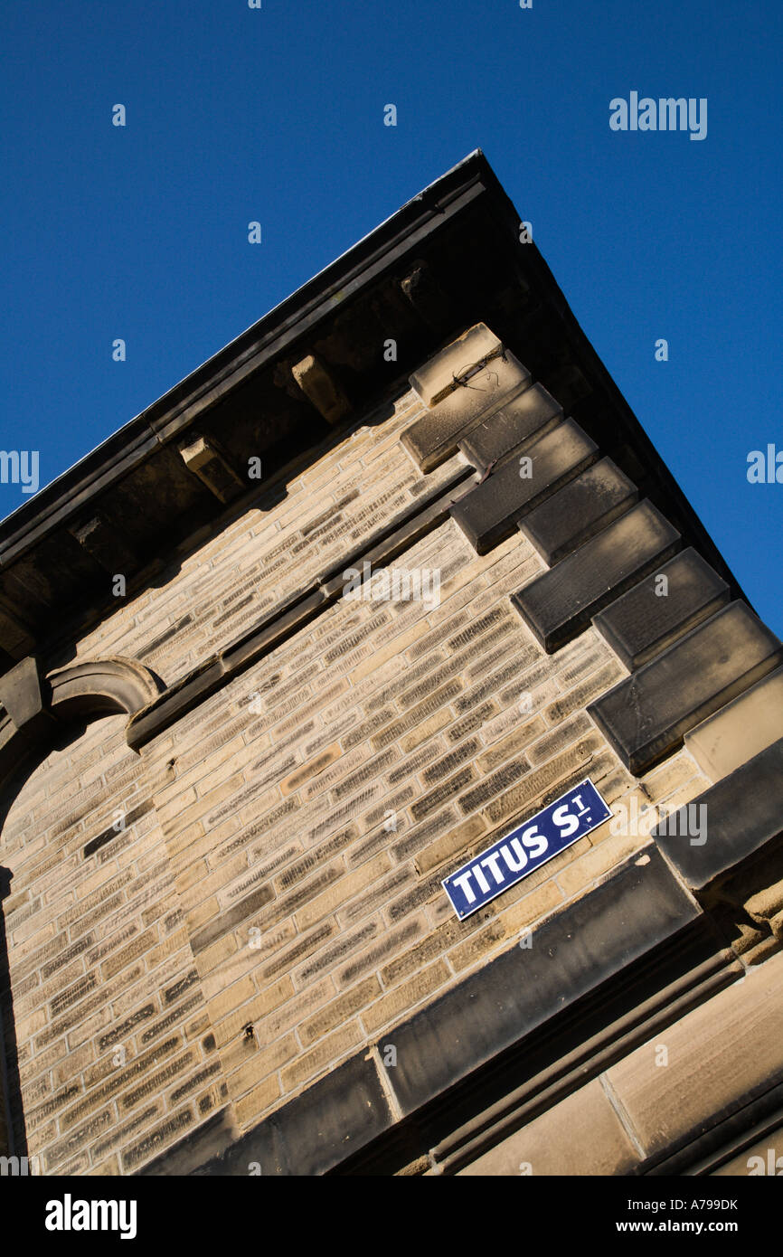 Tito Street in onore di Sir Tito sale nel villaggio di Saltaire che è un sito Patrimonio Mondiale dell'UNESCO West Yorkshire Inghilterra Foto Stock